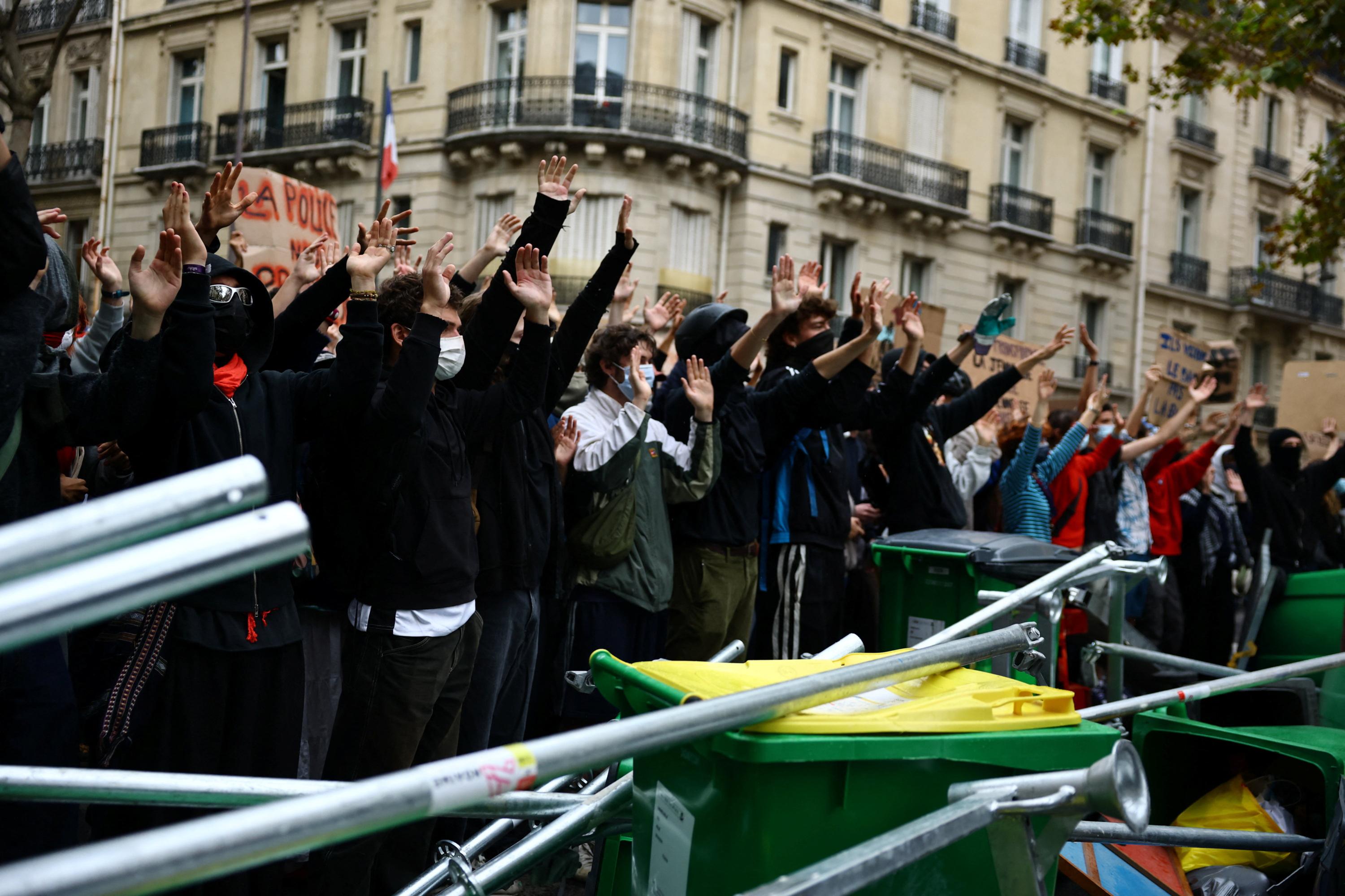 EN DIRECT - Mobilisation des lycéens : de nouveaux blocages attendus ce lundi avant un «acte V» mardi, le gouvernement espère une accalmie