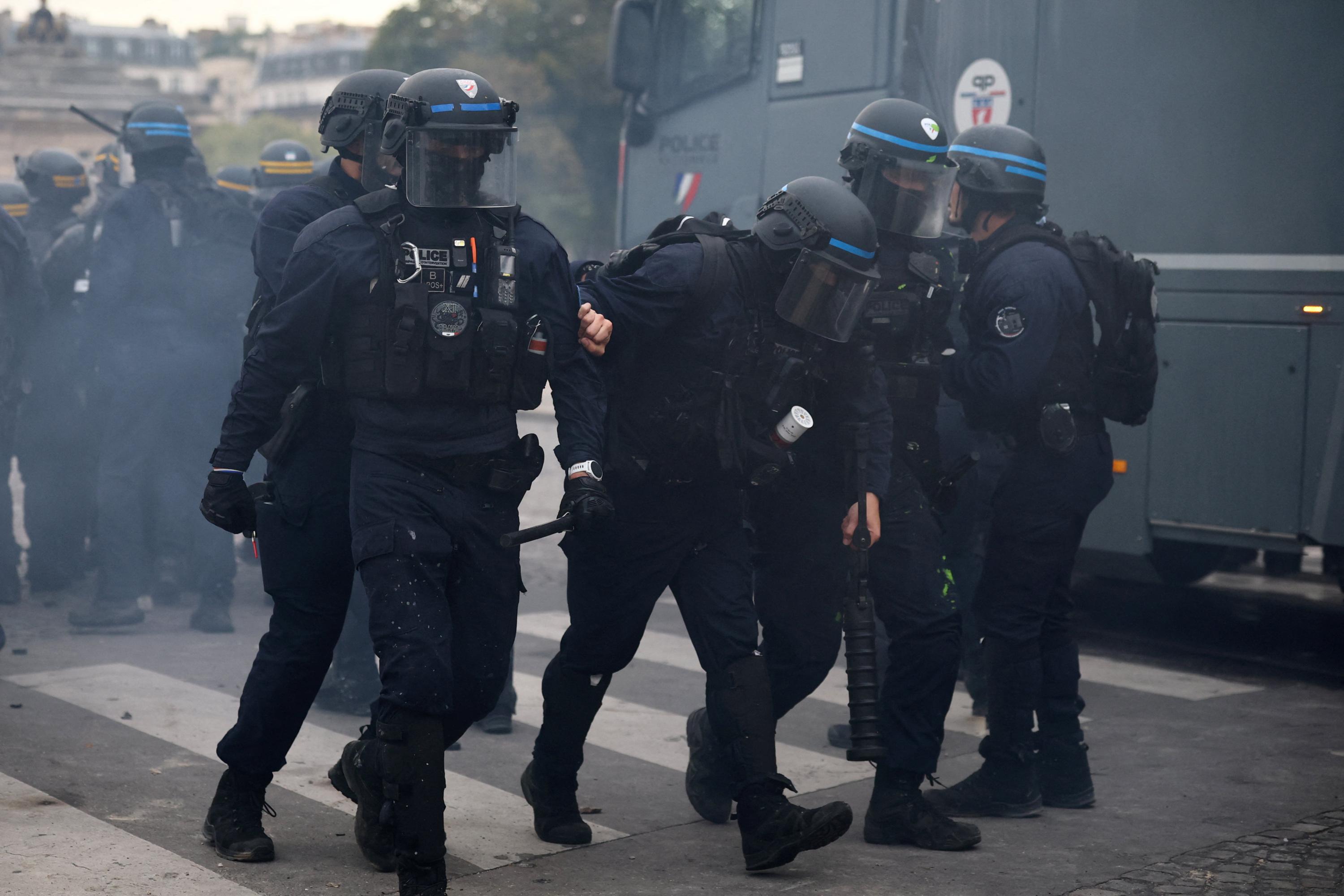 EN DIRECT - Mobilisation des lycéens : le syndicat de police Alliance porte plainte contre l’État pour mise en danger de la vie d’autrui