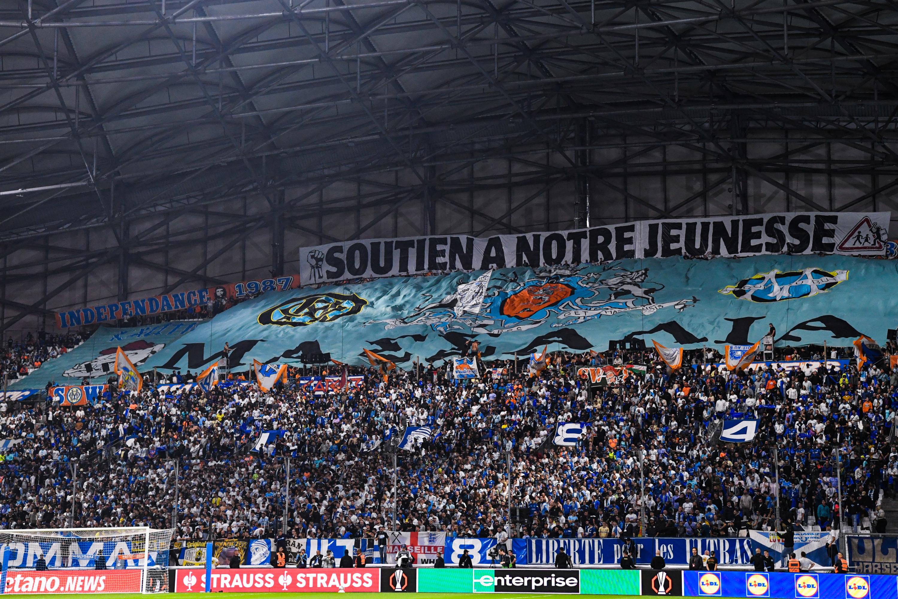 «Soutien à notre jeunesse» : au Vélodrome, les ultras marseillais affichent leur solidarité au mouvement lycéen