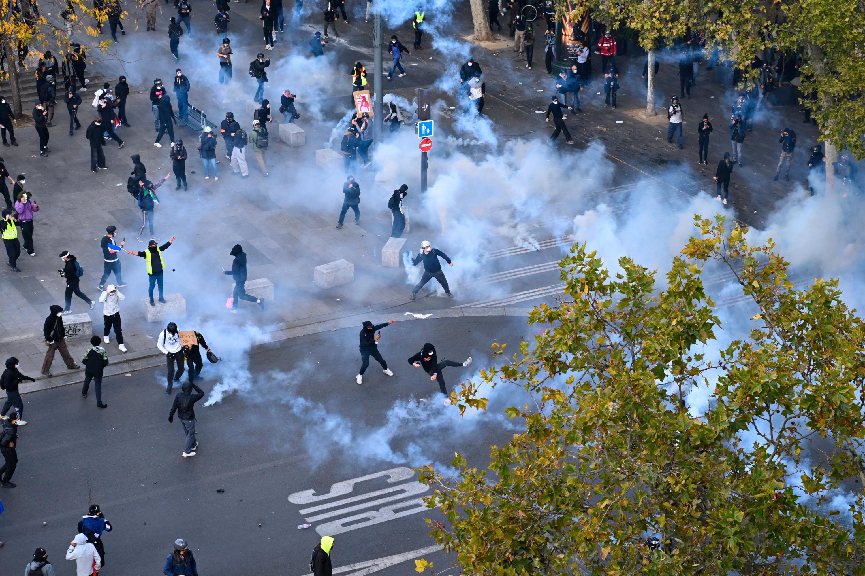 EN DIRECT - Manifestations du 17 octobre : vives tensions place de la République à Paris, intrusion dans la mairie de Marseille, tirs de mortiers place Bellecour à Lyon