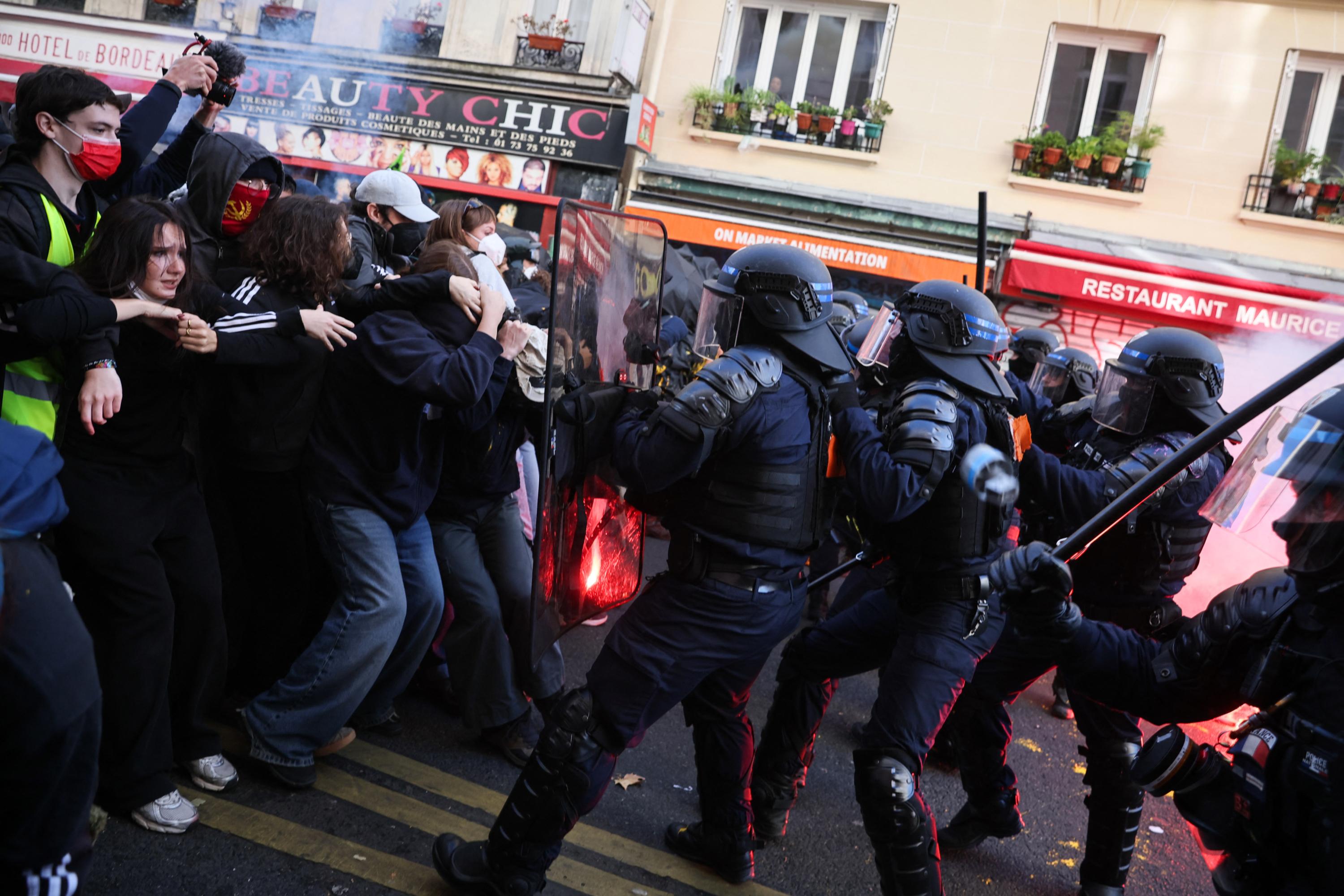 EN DIRECT - Manifestations du 17 octobre : des cortèges sauvages et 61 interpellations à Paris, des incidents à Lyon et Marseille, des barrages filtrants par des «gilets jaunes» en Bretagne