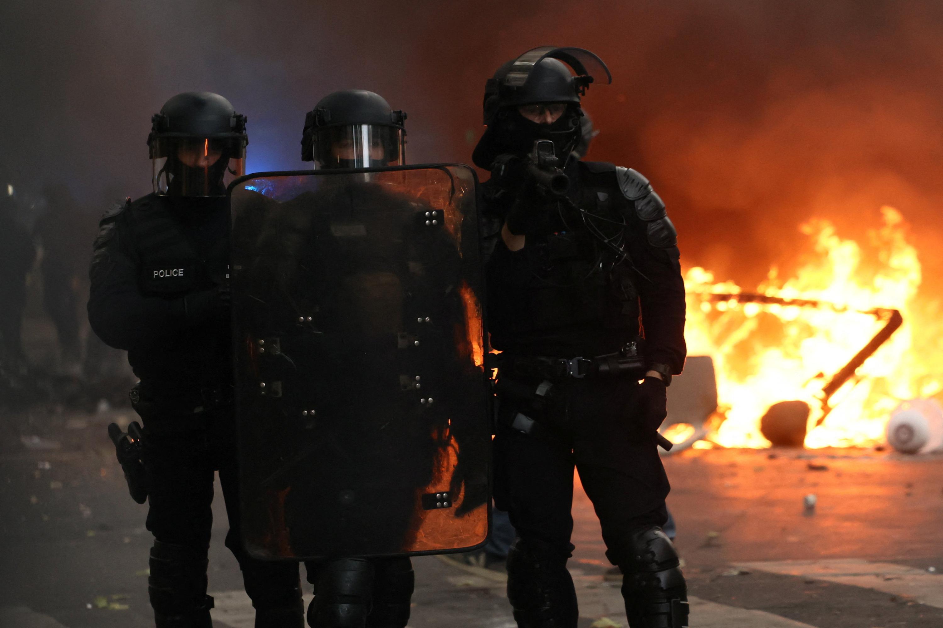 «On n’avait jamais vu ça» : la détresse des policiers face à l’extrême violence des casseurs
