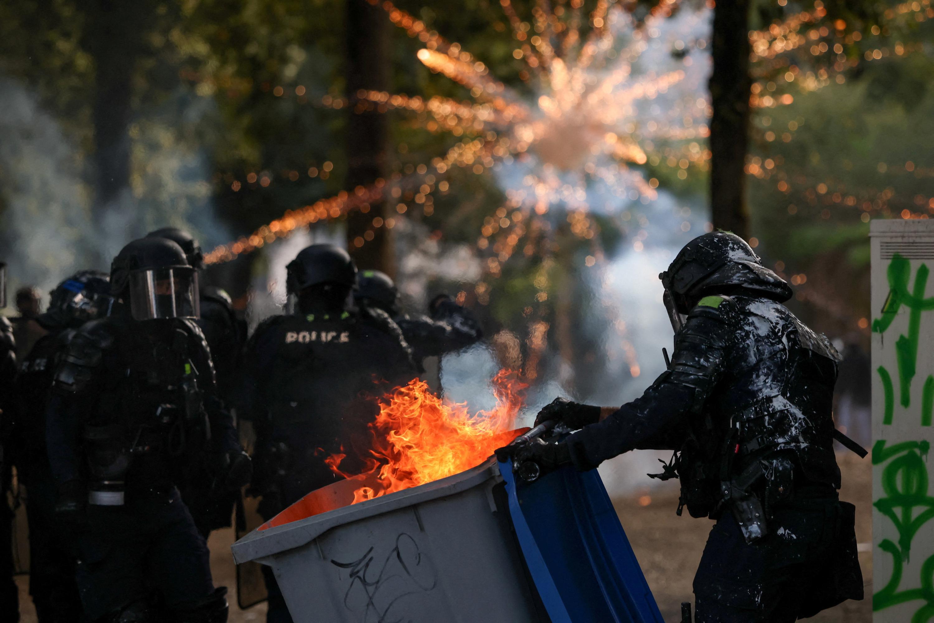 EN DIRECT - Violences du 17 octobre : des gilets jaunes annoncent un «acte II» samedi prochain, Le Pen ni Bardella ne participeront à la réunion des chefs de parti