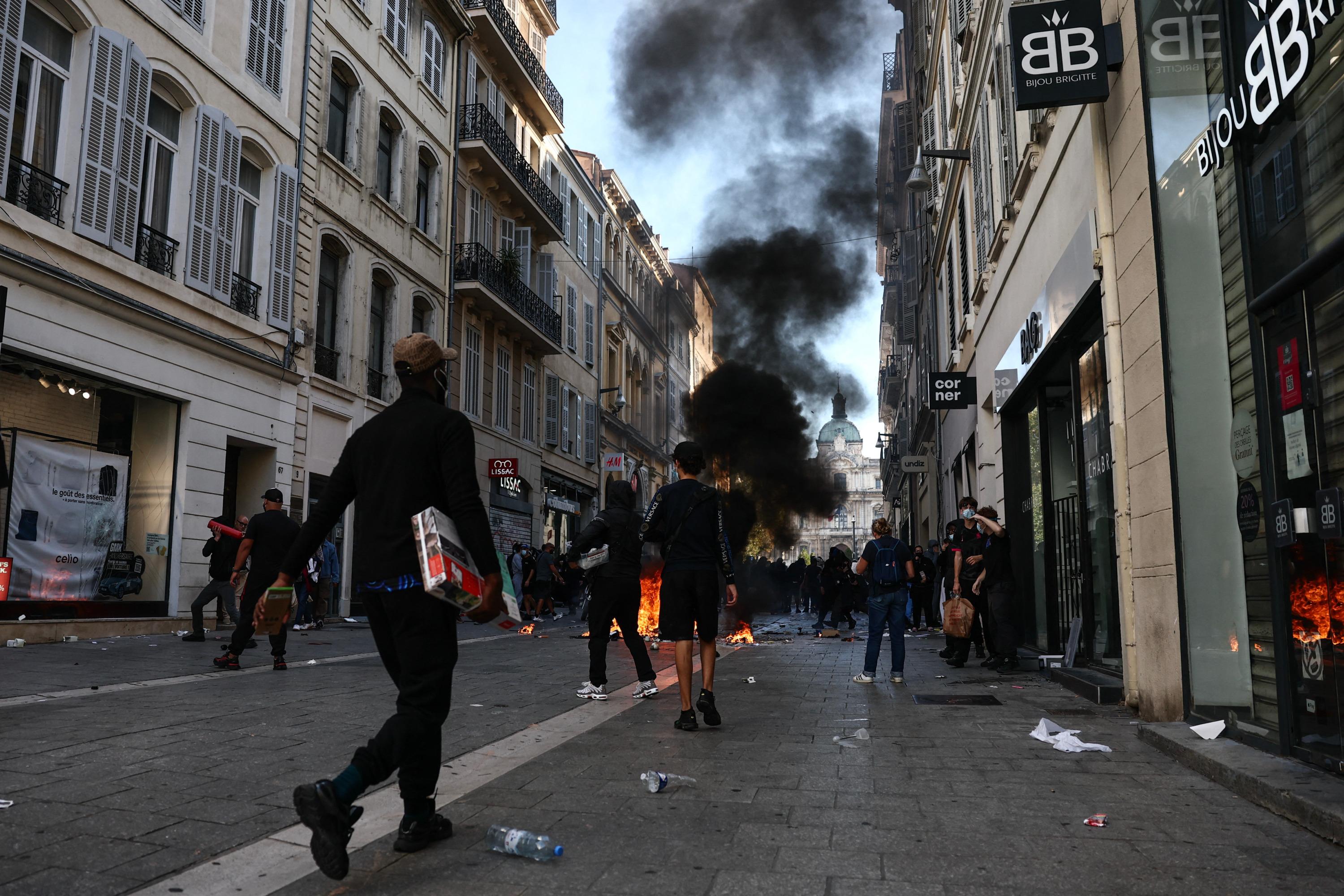 « Le centre-ville était totalement hors de contrôle » : 30 000 pilleurs ont-ils réellement dévalisé Marseille ?
