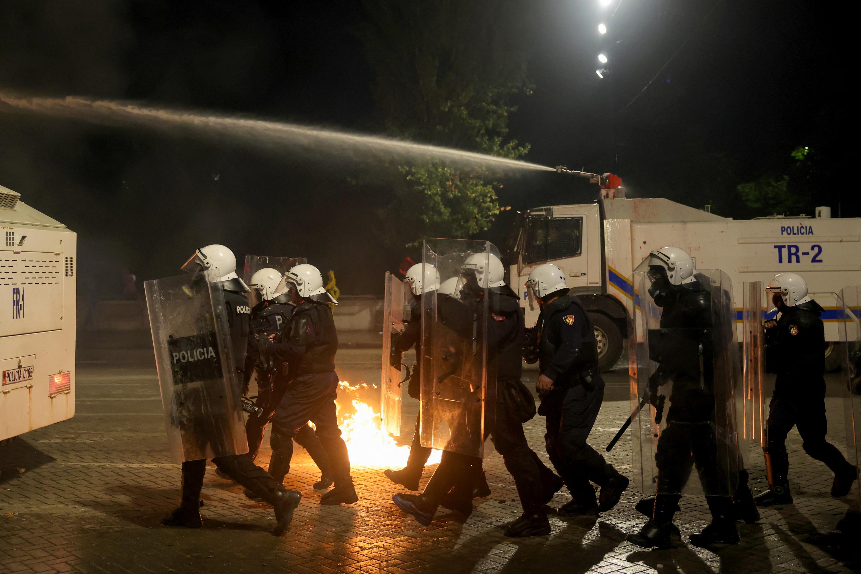 Albanie : des députés en viennent aux mains au Parlement sur fond de manifestations antigouvernementales 縮圖