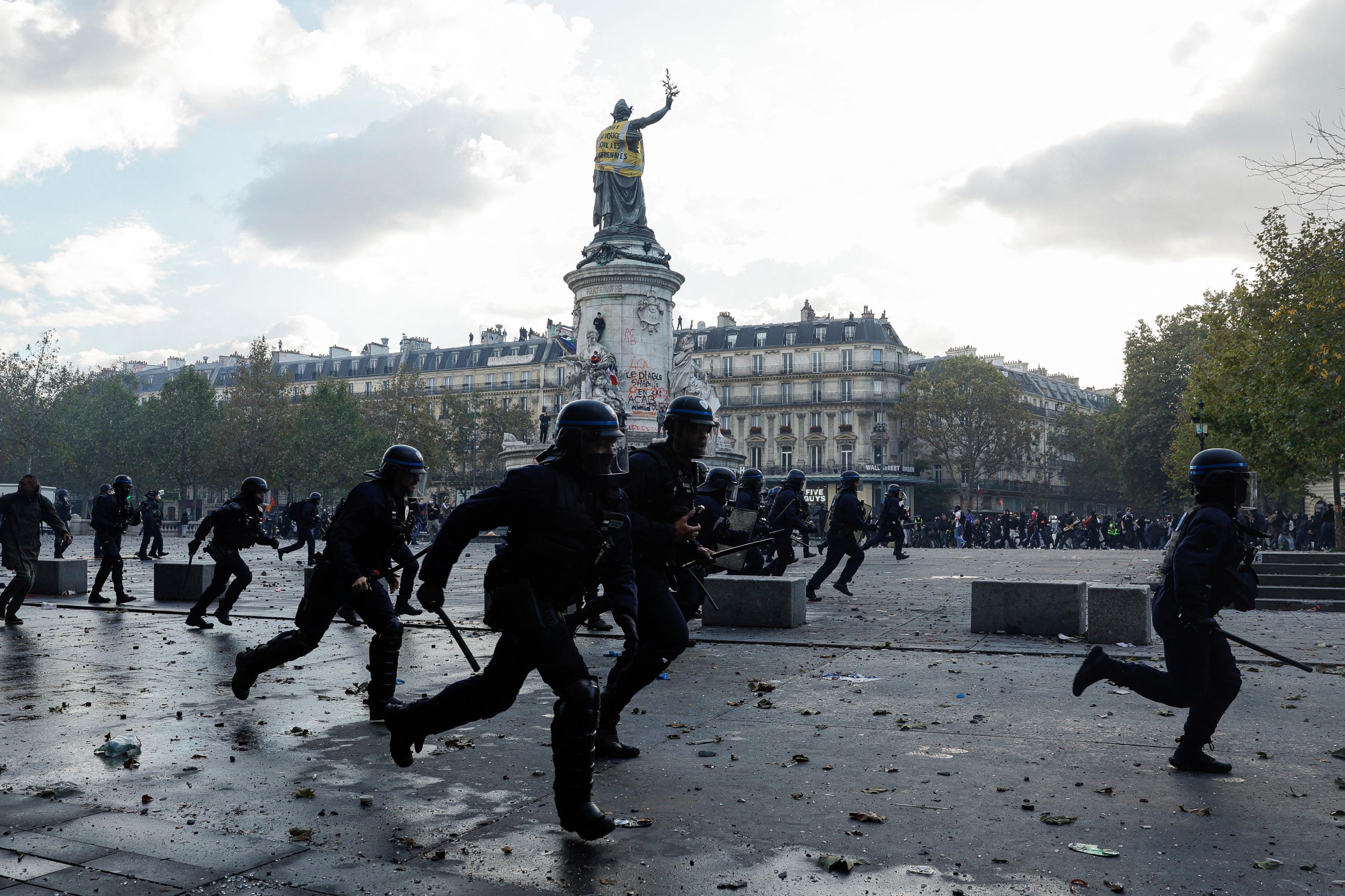 EN DIRECT - Violences urbaines du 17 octobre : 217 personnes incarcérées parmi les 2 700 placées en garde à vue