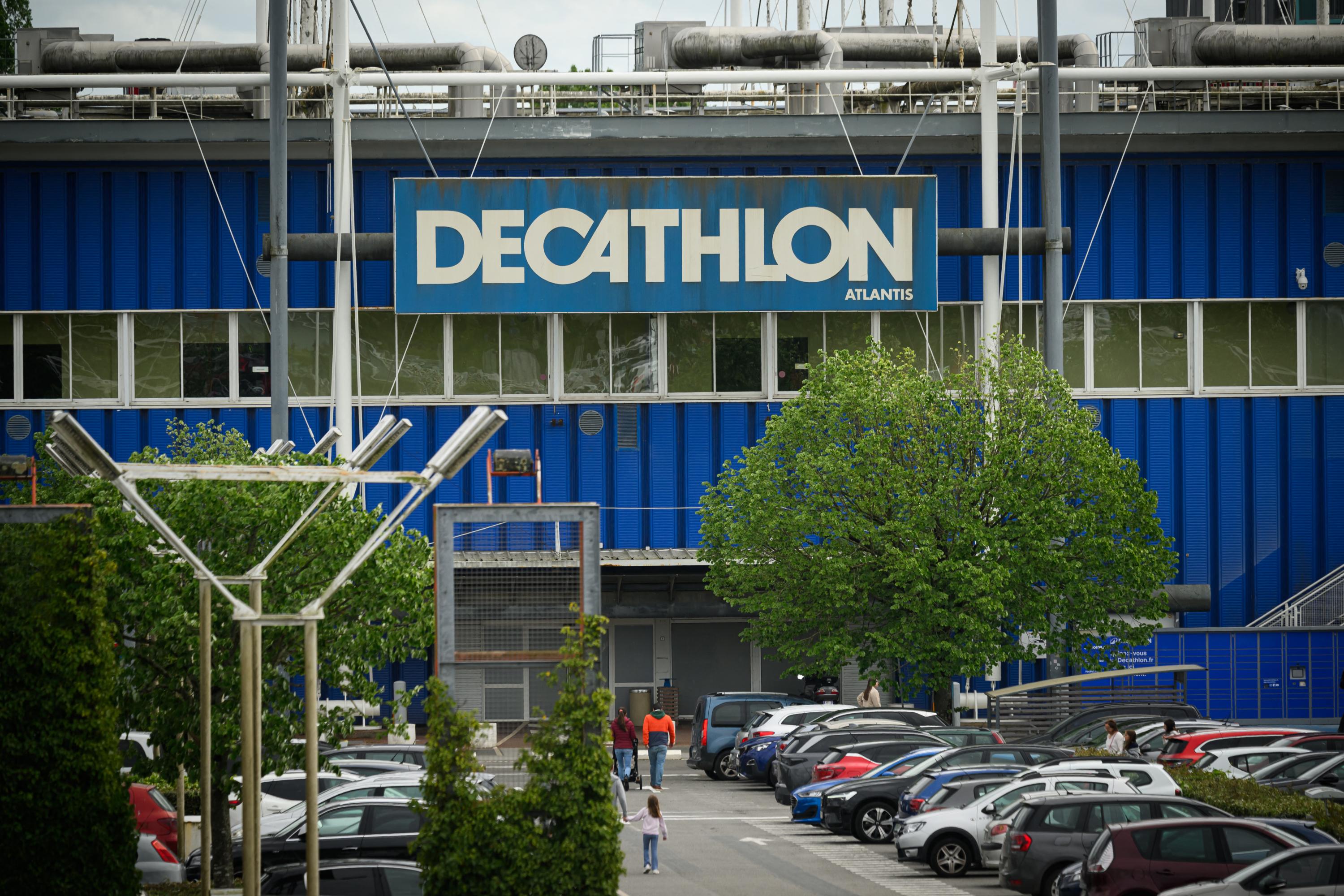 Gilets jaunes et casques en promotion : accusé de surfer sur les manifestations, Decathlon se défend