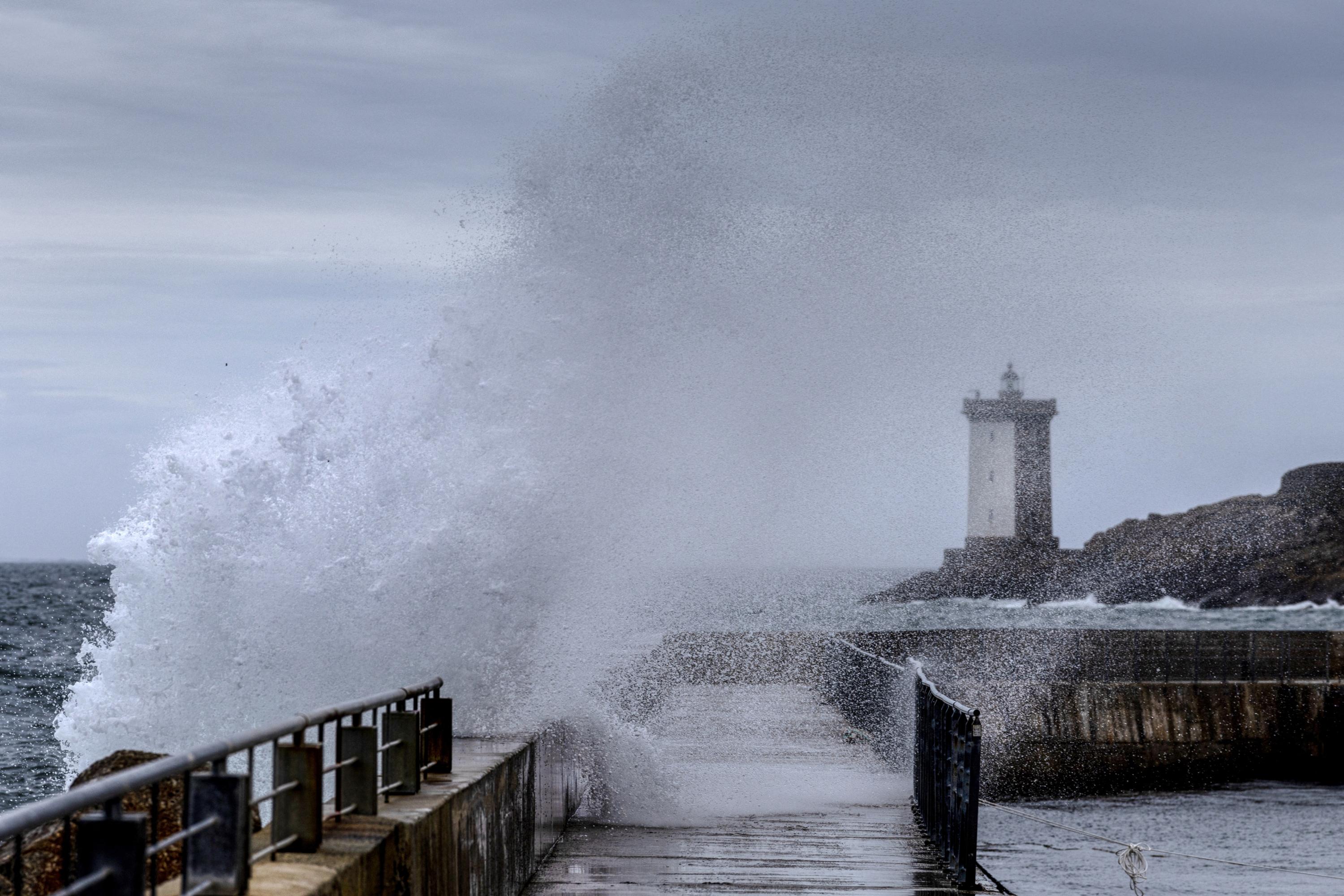 EN DIRECT - Tempête Austen : la «bombe météorologique» va toucher Paris, 23 départements en alerte orange et des rafales de vents jusqu’à 150 km/h