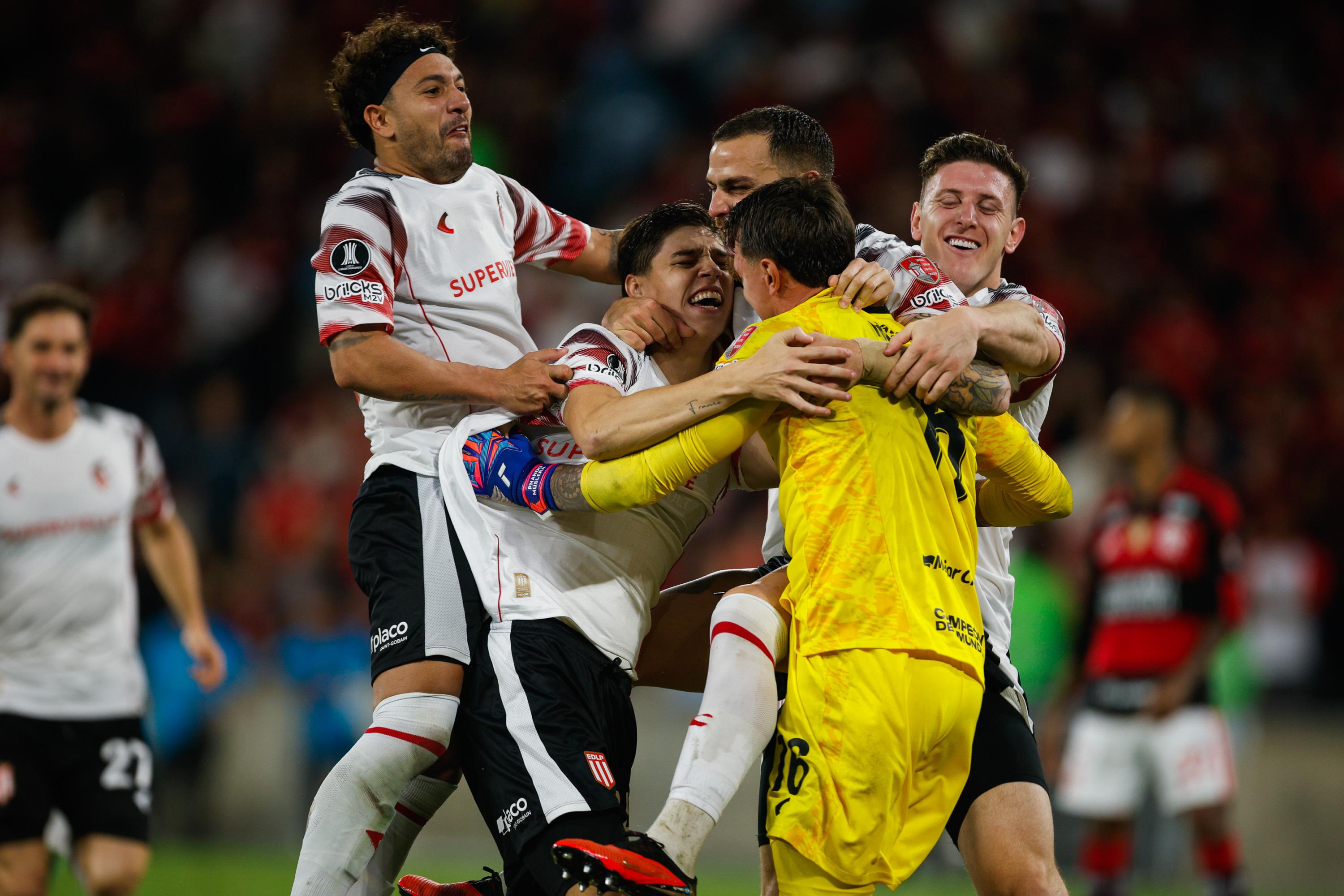 Foot : grâce aux trois penalties arrêtés par Muslera, Estudiantes rejoint Palmeiras en finale de la Copa Libertadores