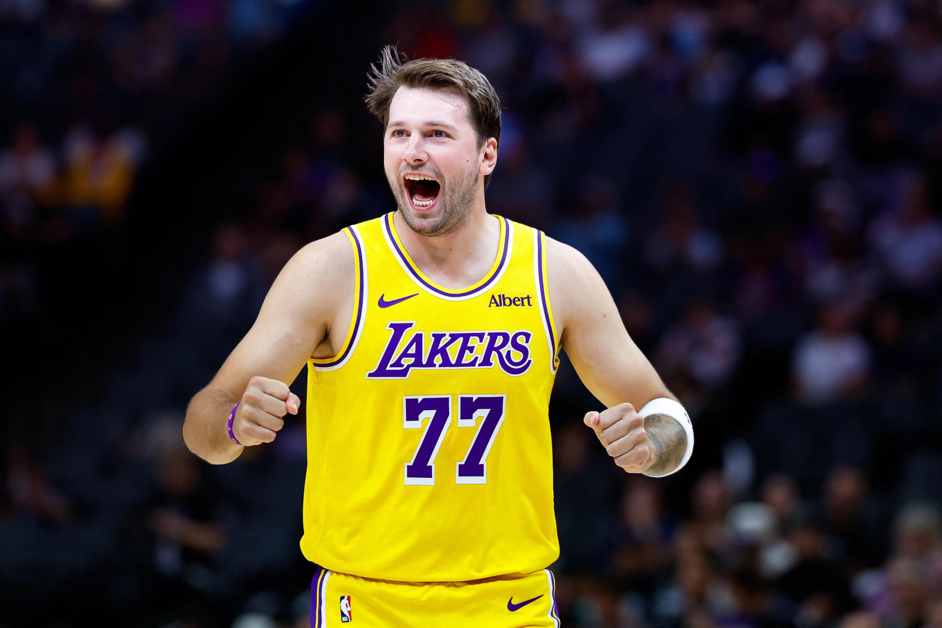Luka Doncic impressionne avec un panier spectaculaire