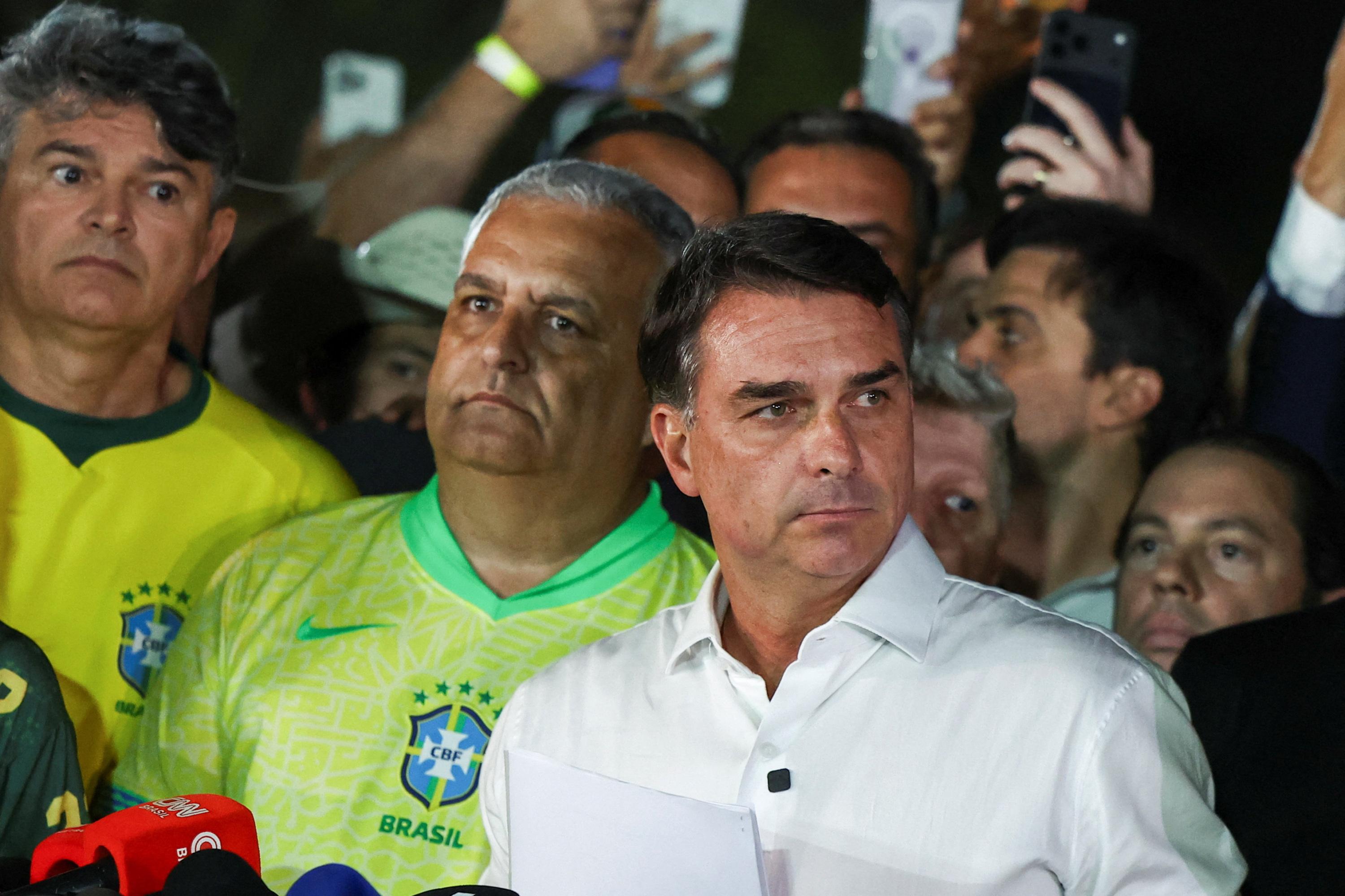 Au Brésil, le parti de Flávio Bolsonaro reconnaît la réélection de Lula à la présidence