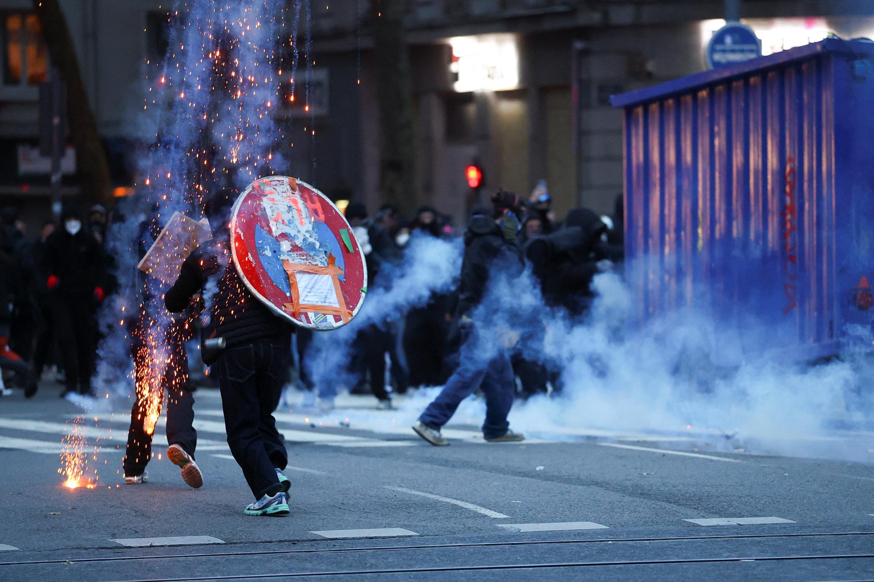 « Ils m’ont enlevé un petit bout de poumon » : un passant grièvement blessé en marge des manifestations à Lyon, l’IGPN saisie