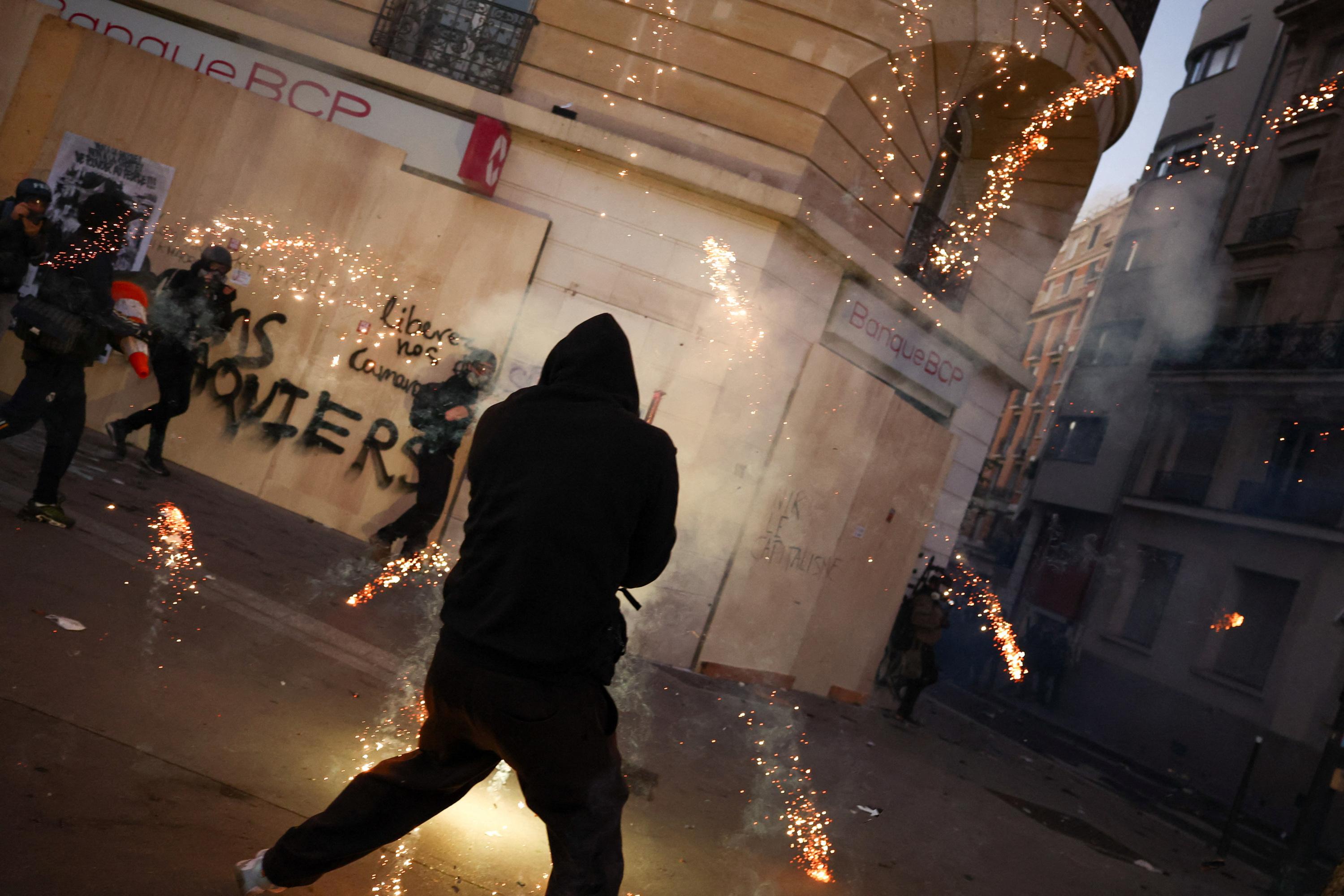 EN DIRECT - Manifestations du 31 octobre : tensions en fin de cortège à Nantes et Marseille, plusieurs appels à des manifestations sauvages à Paris