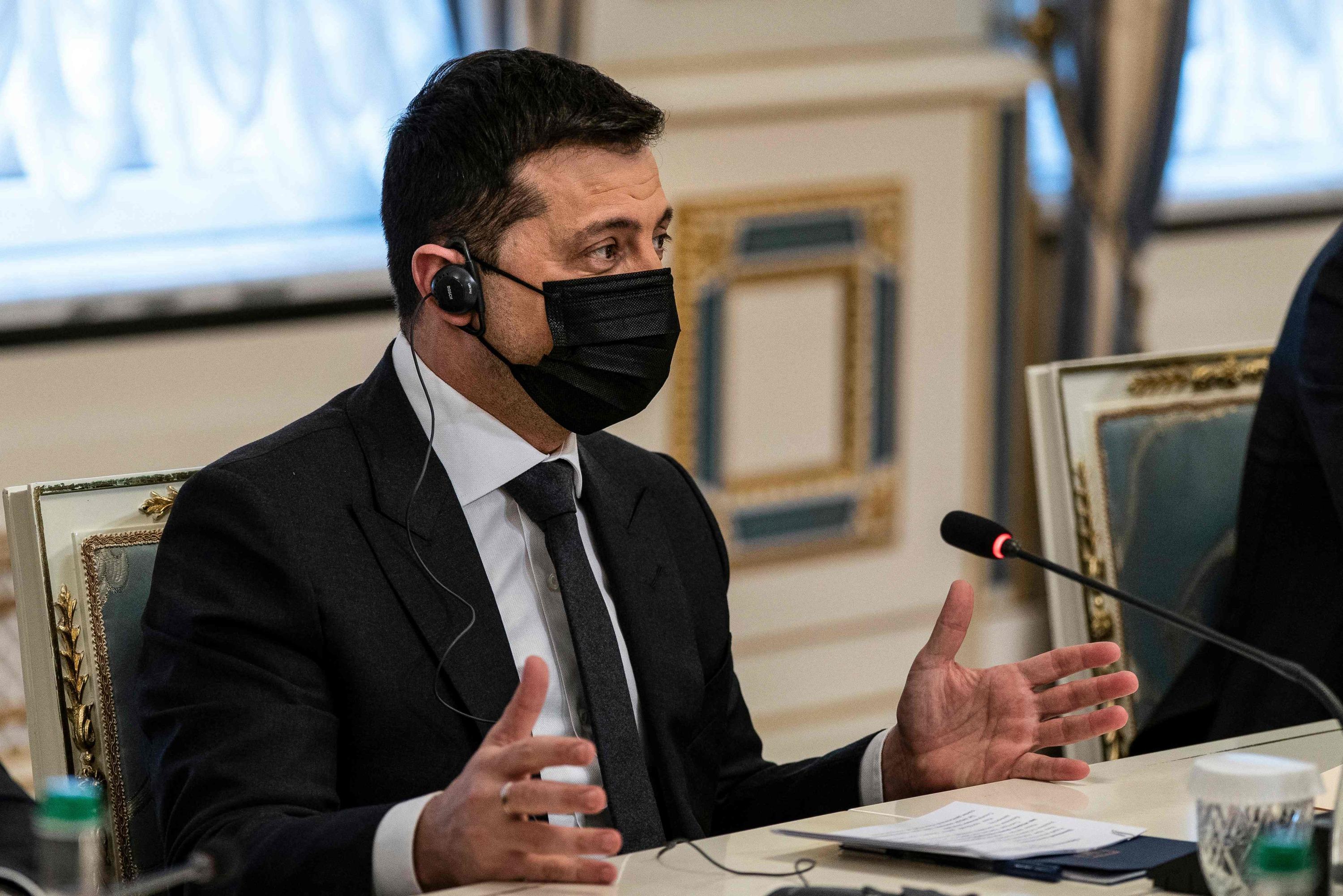 Macron en Ukraine pour tenter de désamorcer la crise thumbnail