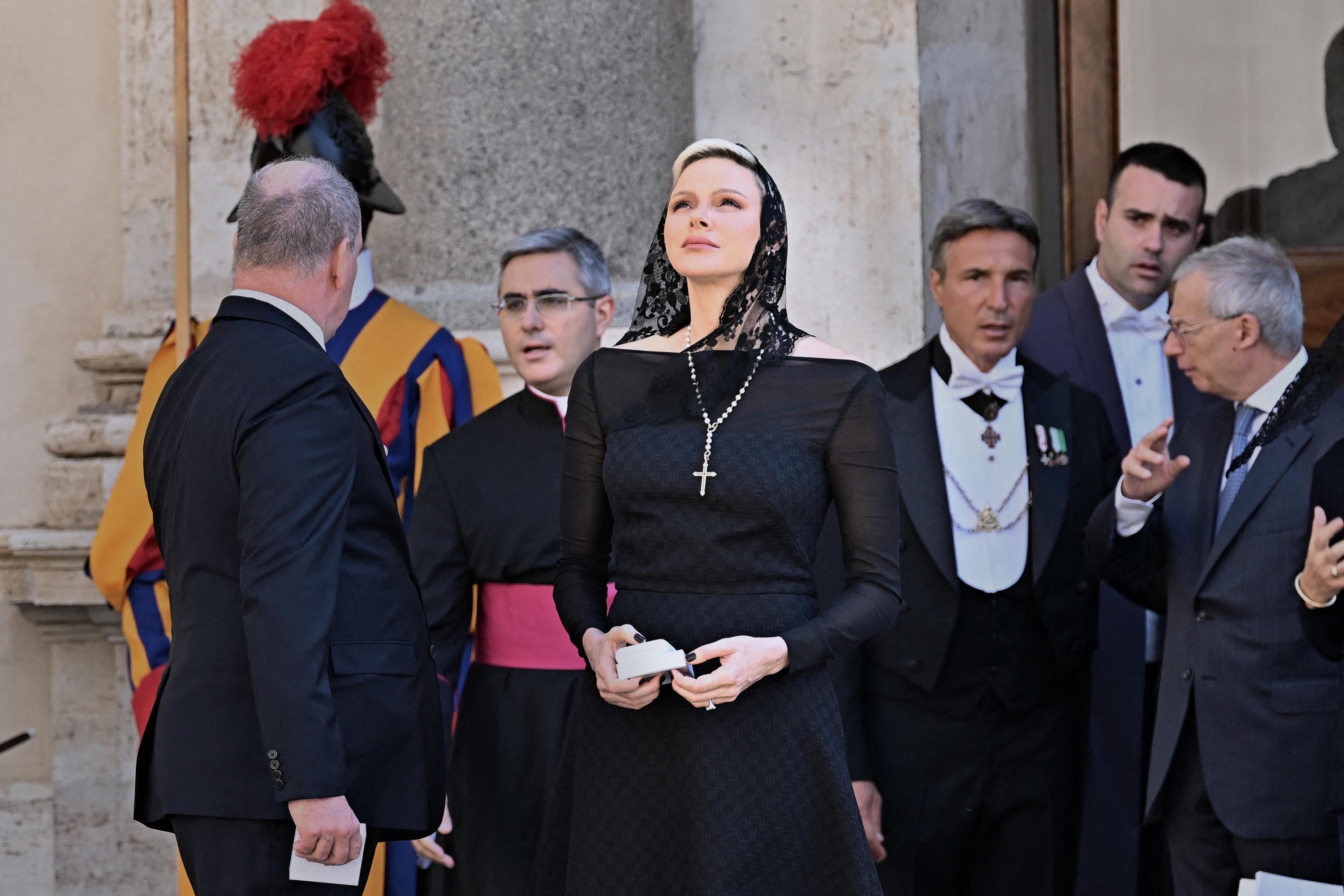 Mantille à dentelle et épaules dévêtues, Charlene de Monaco rencontre le pape François façon veuve noire