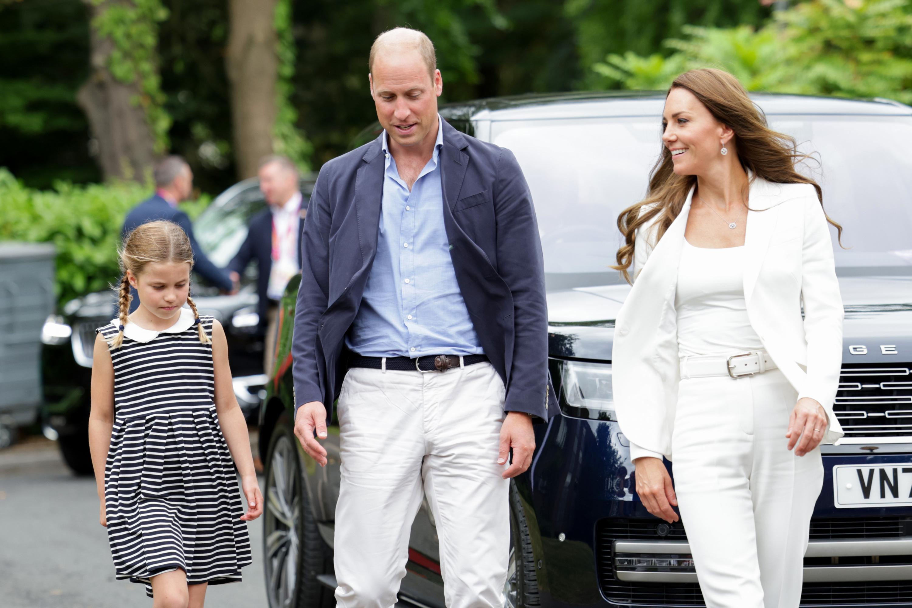 Le tailleur-pantalon blanc, nouvelle tenue «signature» de Kate Middleton