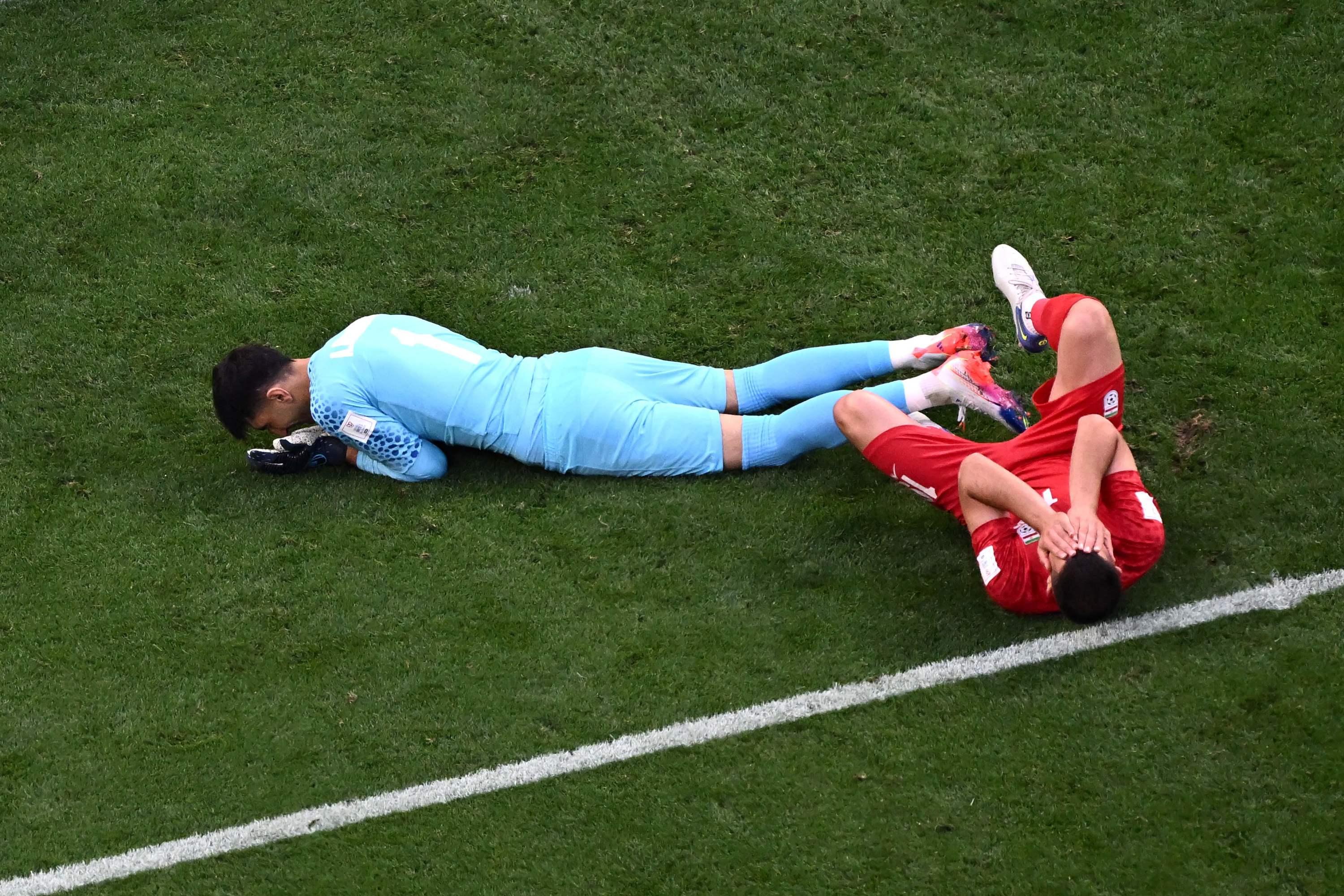 Coupe du monde : le gardien iranien contraint de sortir après un terrible choc