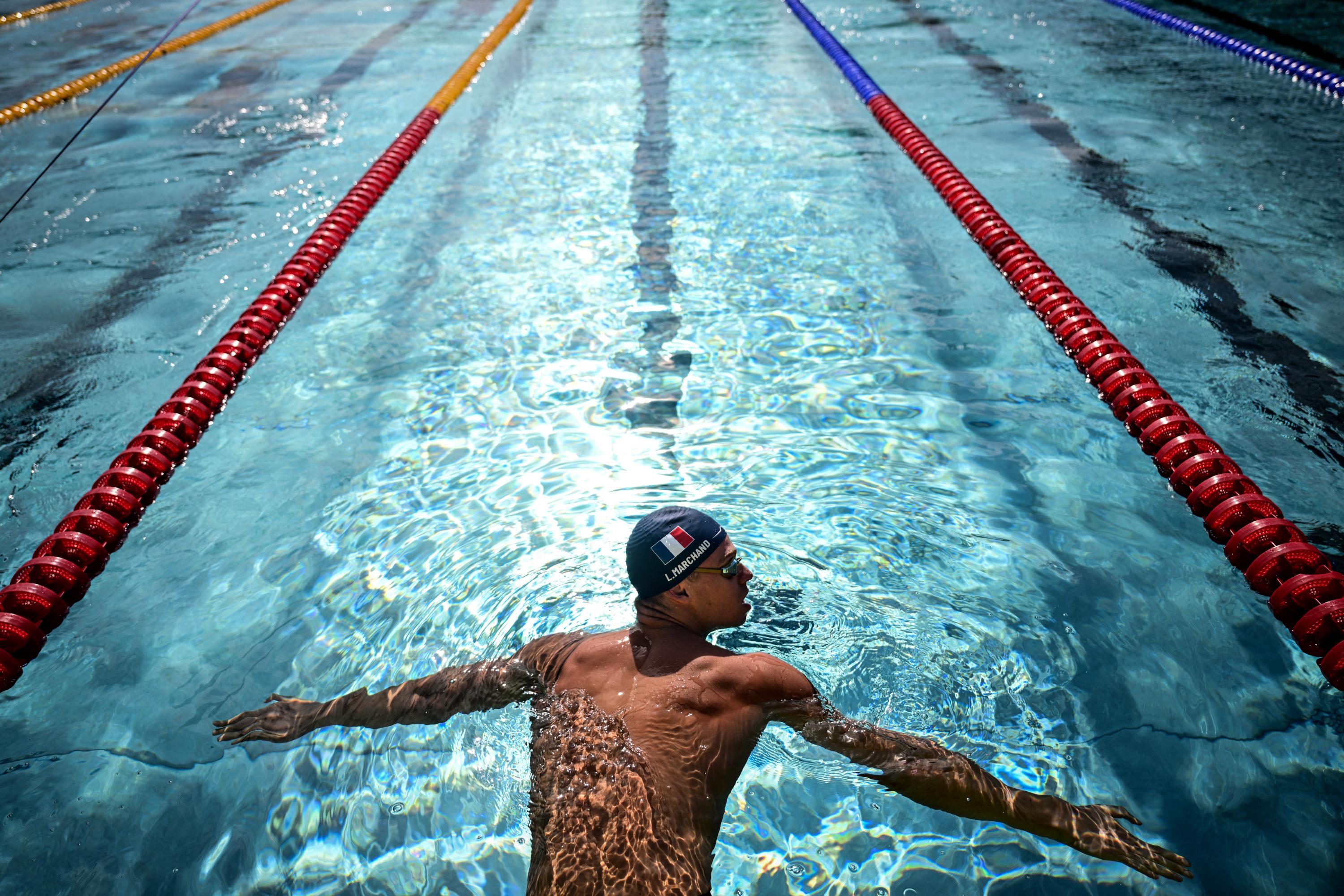 JO Paris 2024: Léon Marchand, la nouvelle star de la natation française au pied de l’Olympe