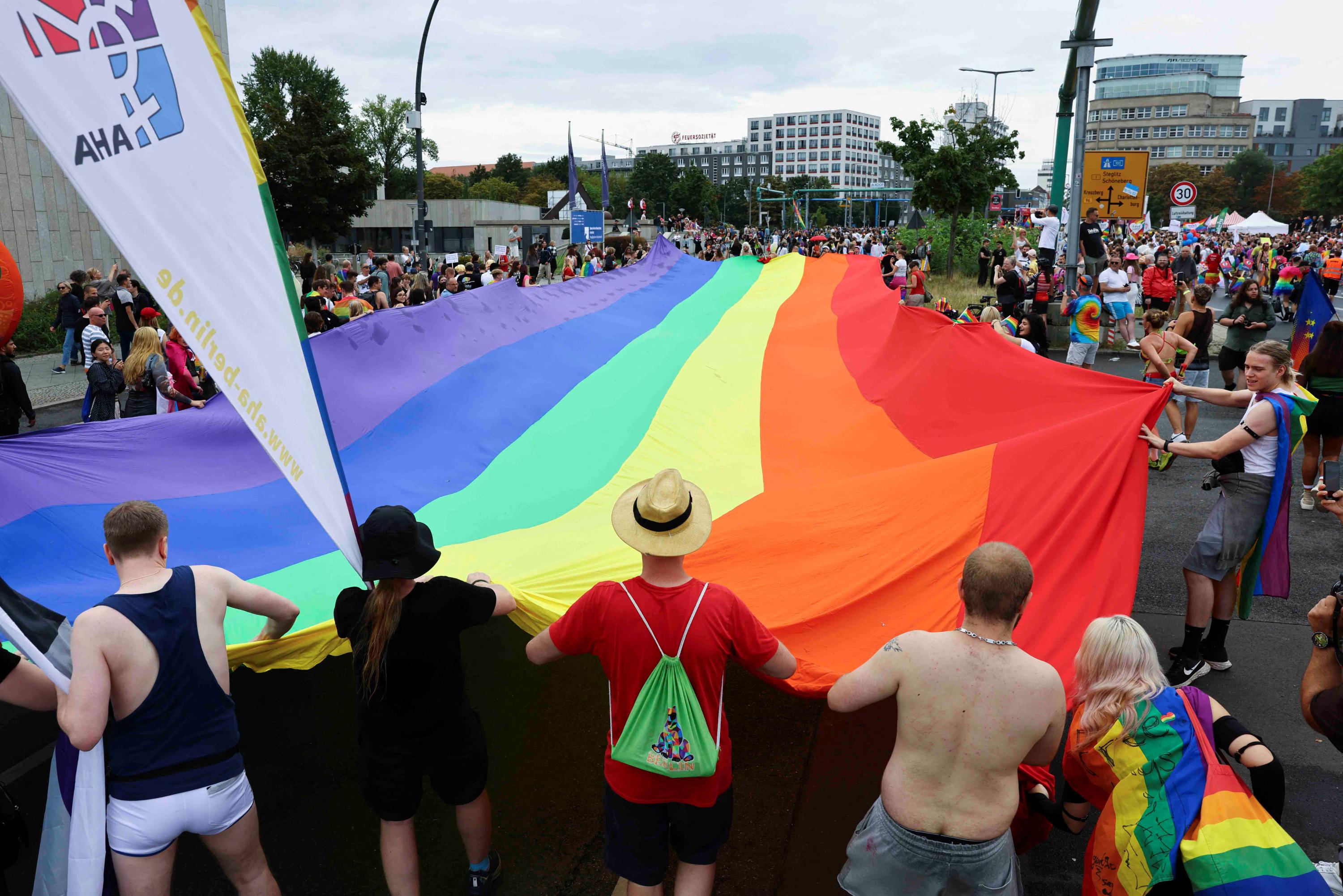 JO Paris 2024 : «Un lieu comme ça, c'est nécessaire», une fan zone LGBT contre les discriminations dans le sport