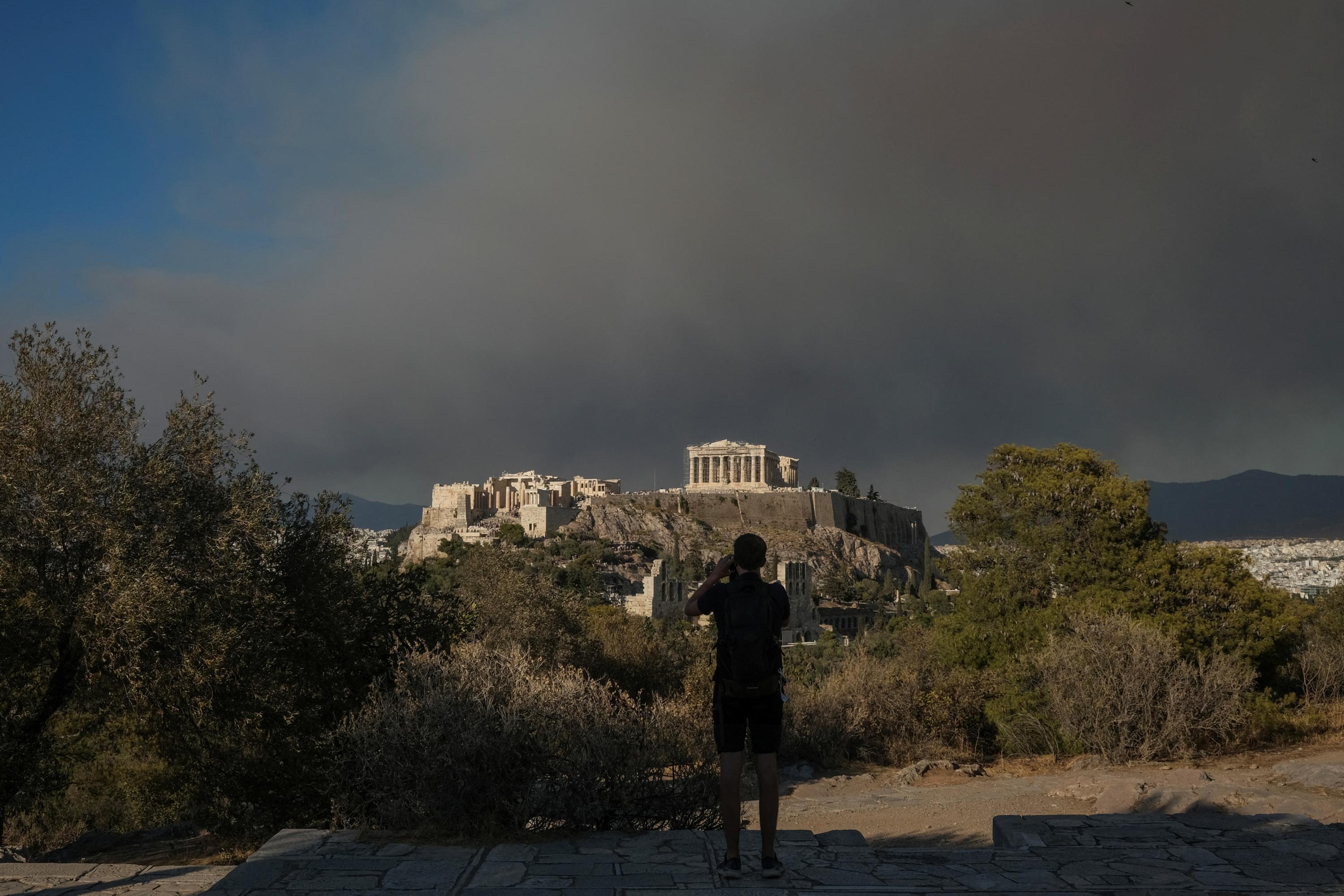 Fumées au-dessus d’Athènes, 40 départs de feu, évacuation de Marathon : la Grèce lutte contre les flammes