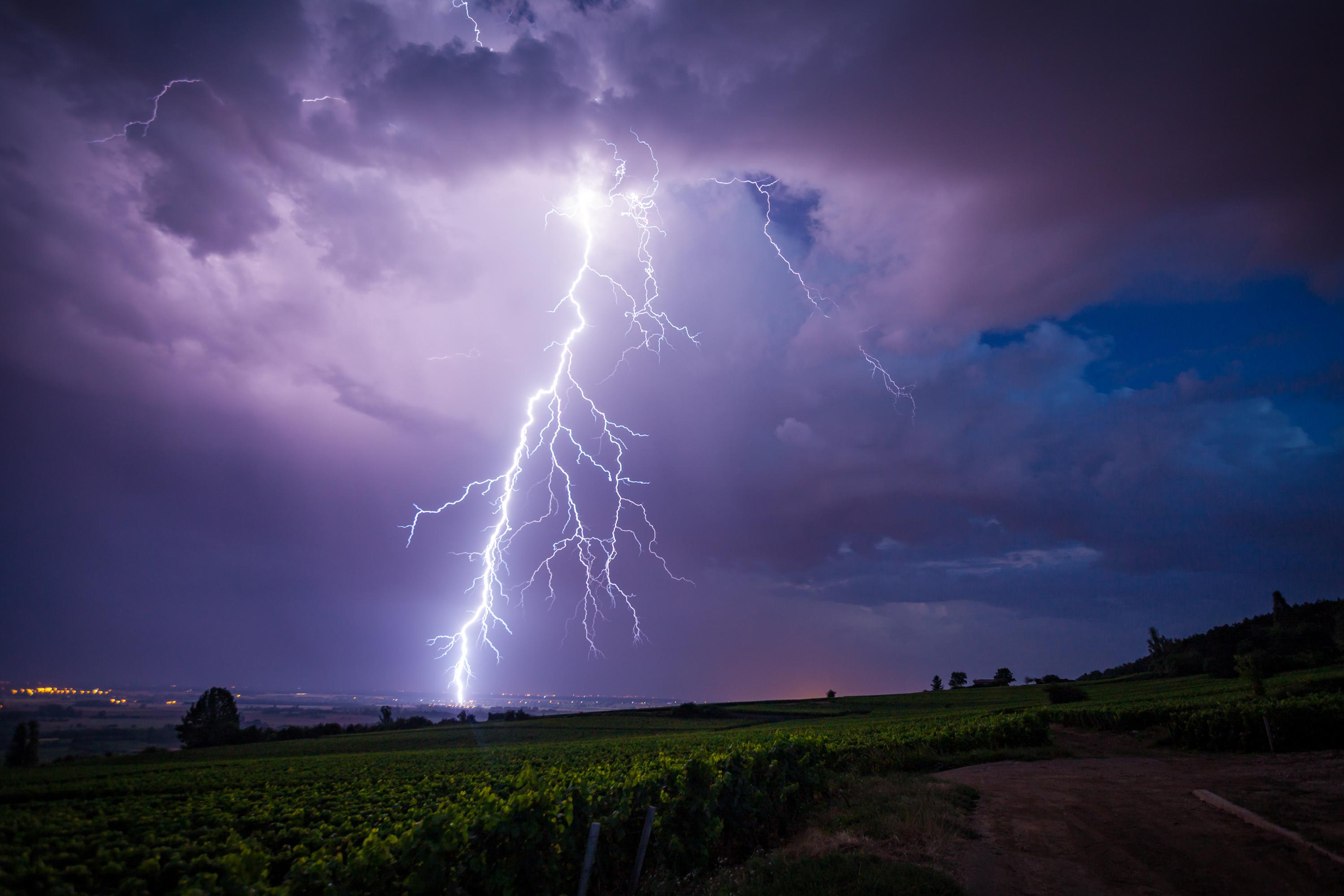 Orages: le Var et les Alpes-Maritimes en alerte orange, trafic interrompu sur la ligne Marseille-Nice