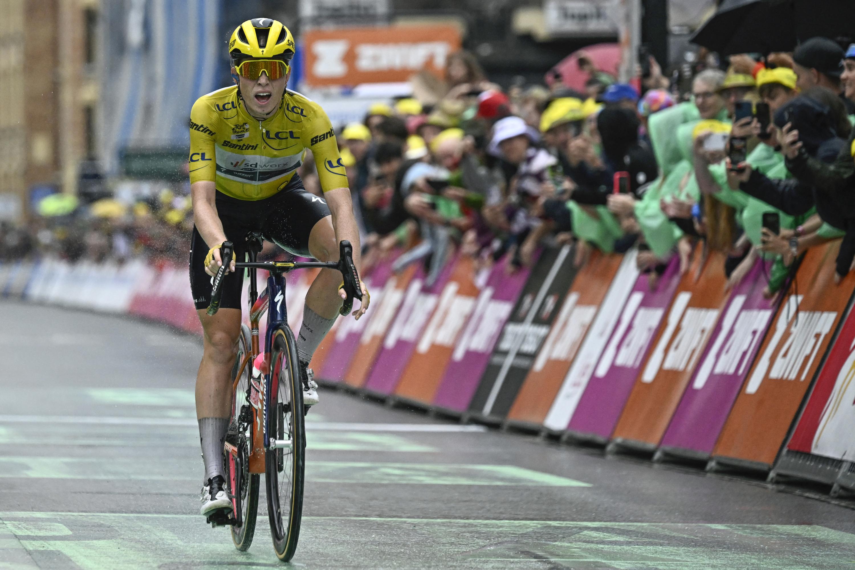 Tour de France (F) : Vollering chute et perd le maillot jaune, Blanka Vas s’impose sur la 5e étape