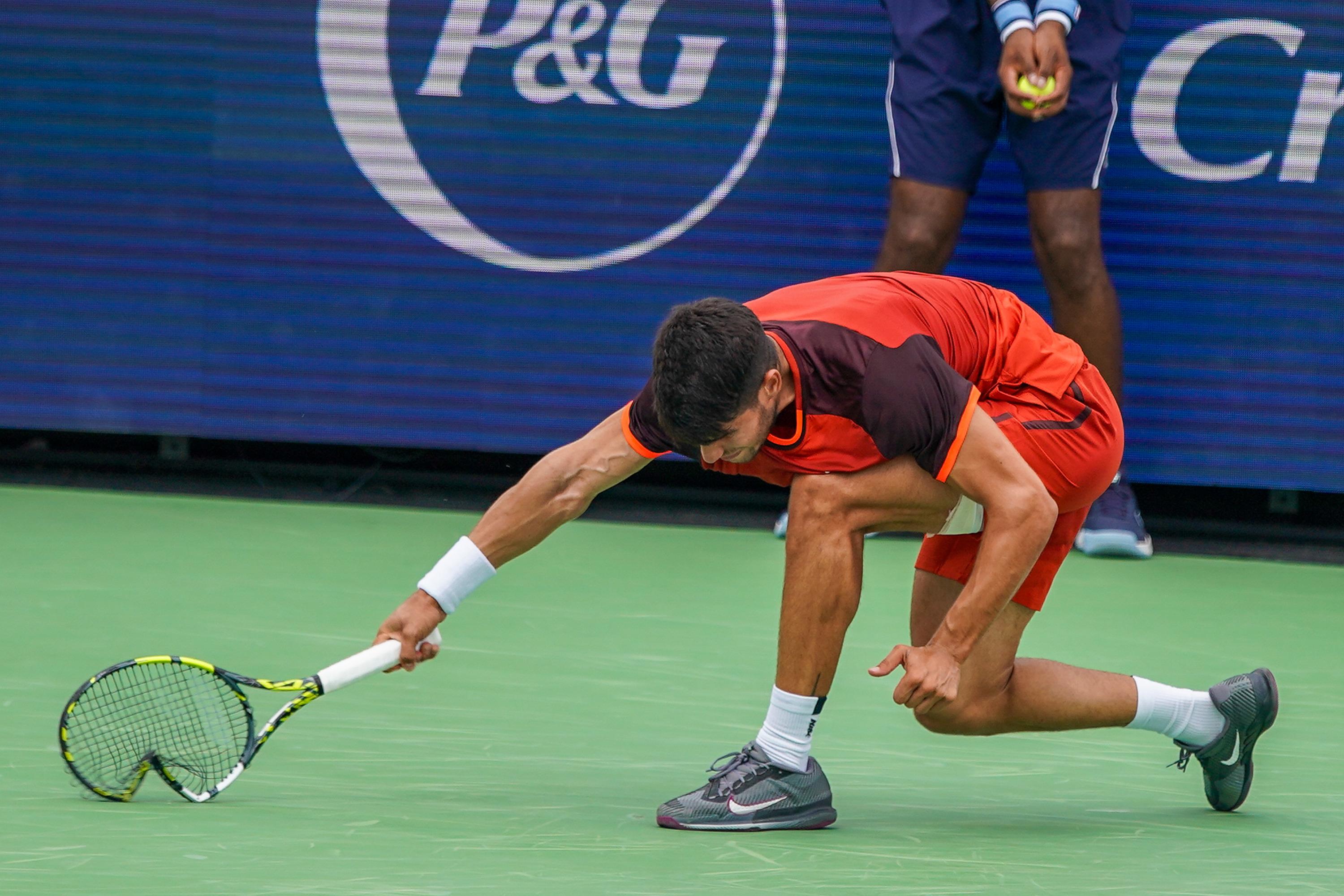 Tennis: malmené et battu par Monfils, Alcaraz s’énerve et brise sa raquette