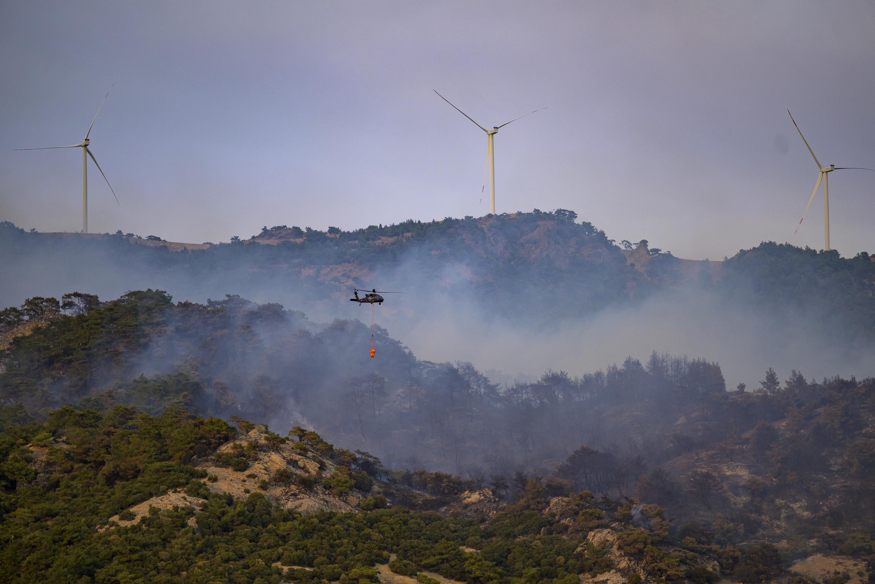 Turquie : de nouveaux feux de forêts partiellement contrôlés à Izmir