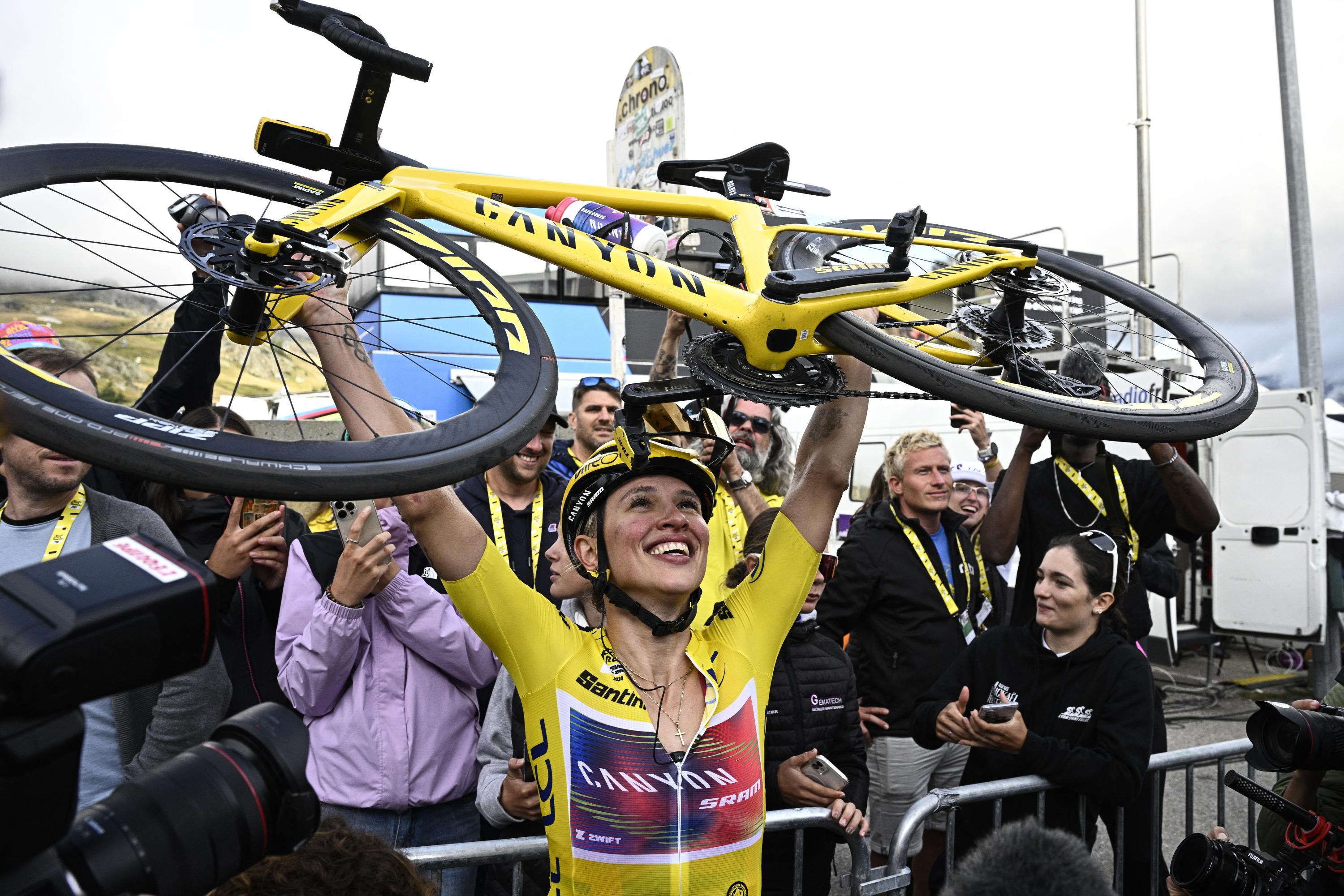 Tour de France (F): Vollering s’impose à l’Alpe d’Huez mais perd la victoire finale pour quatre secondes, Niewiadoma sacrée