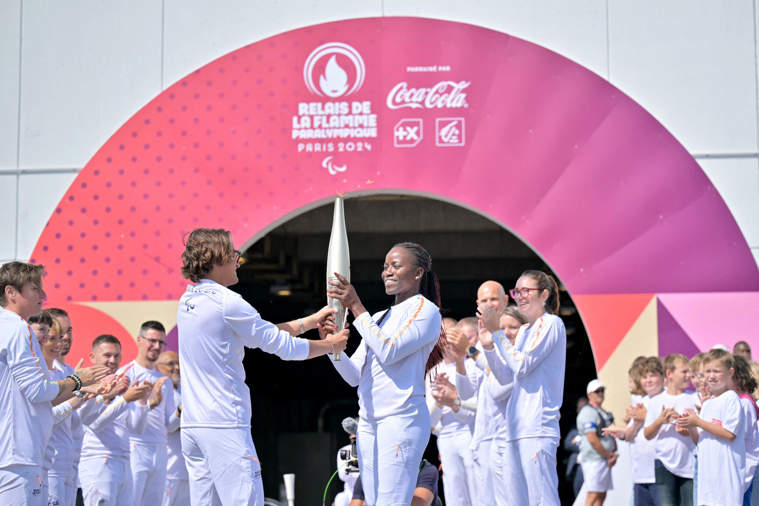 Jeux paralympiques : la flamme illumine Paris avant la cérémonie