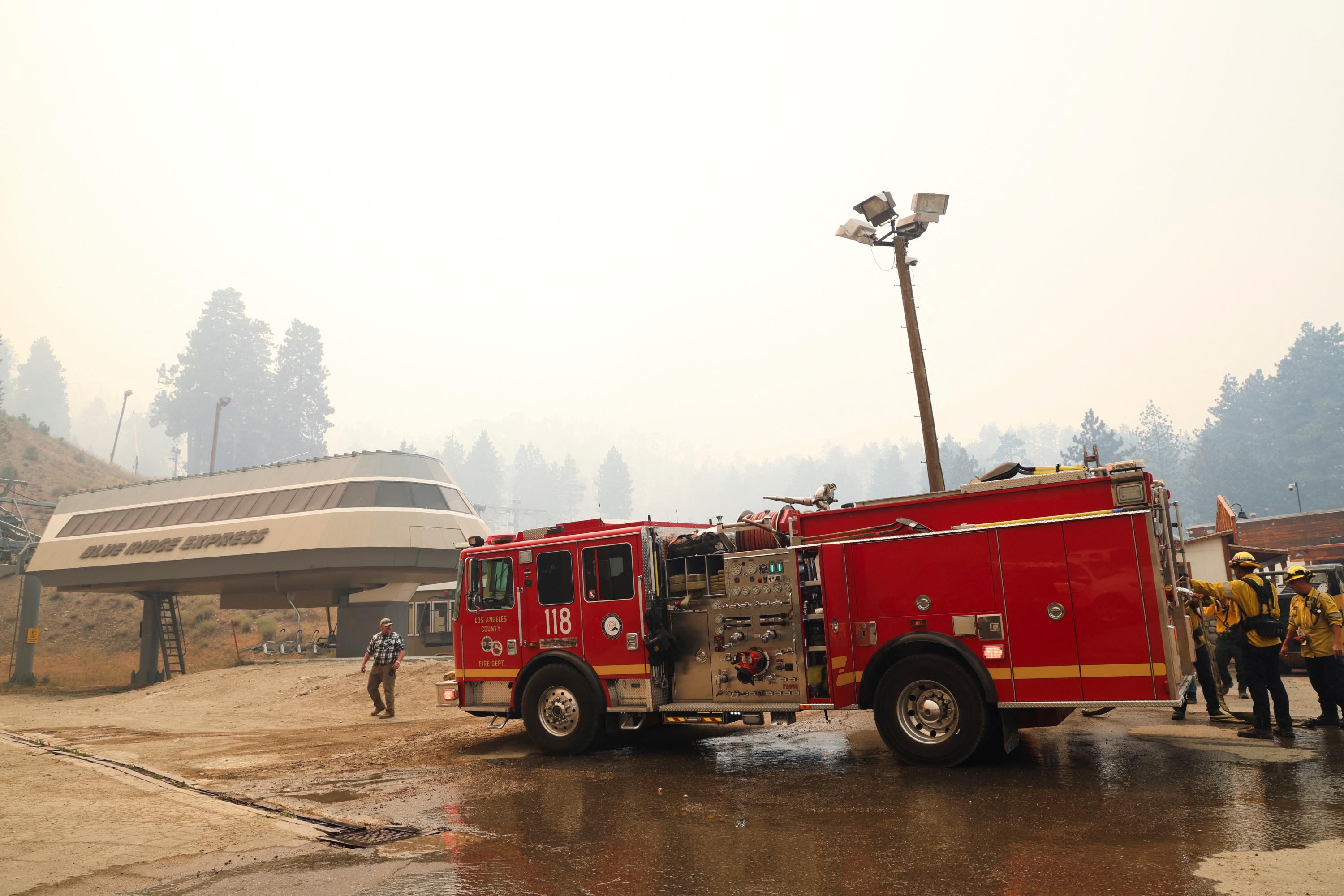 Les incendies menacent près de Los Angeles, rasant des maisons