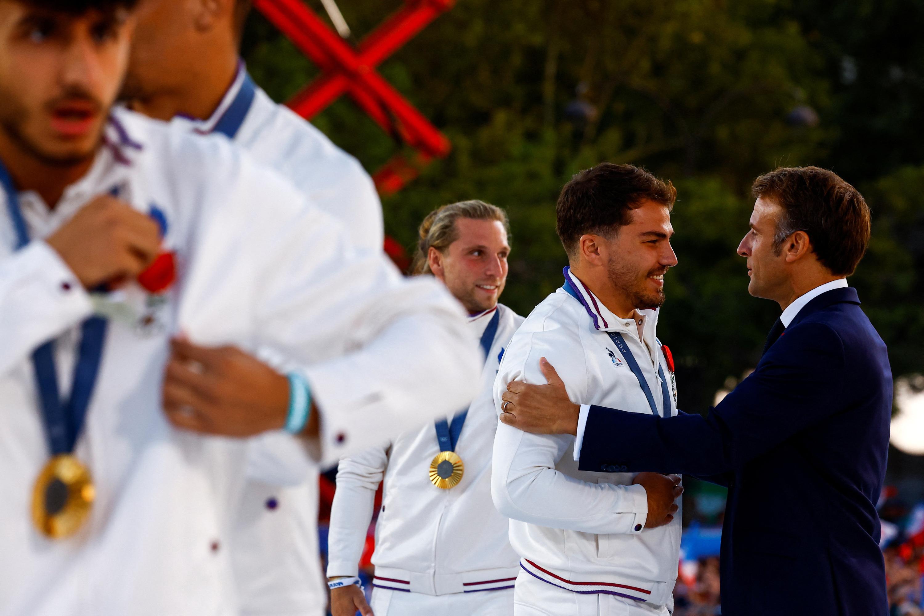 Parade olympique: quand Antoine Dupont et les Bleus du rugby à 7 reproduisent leur chorégraphie devant Macron (vidéo)