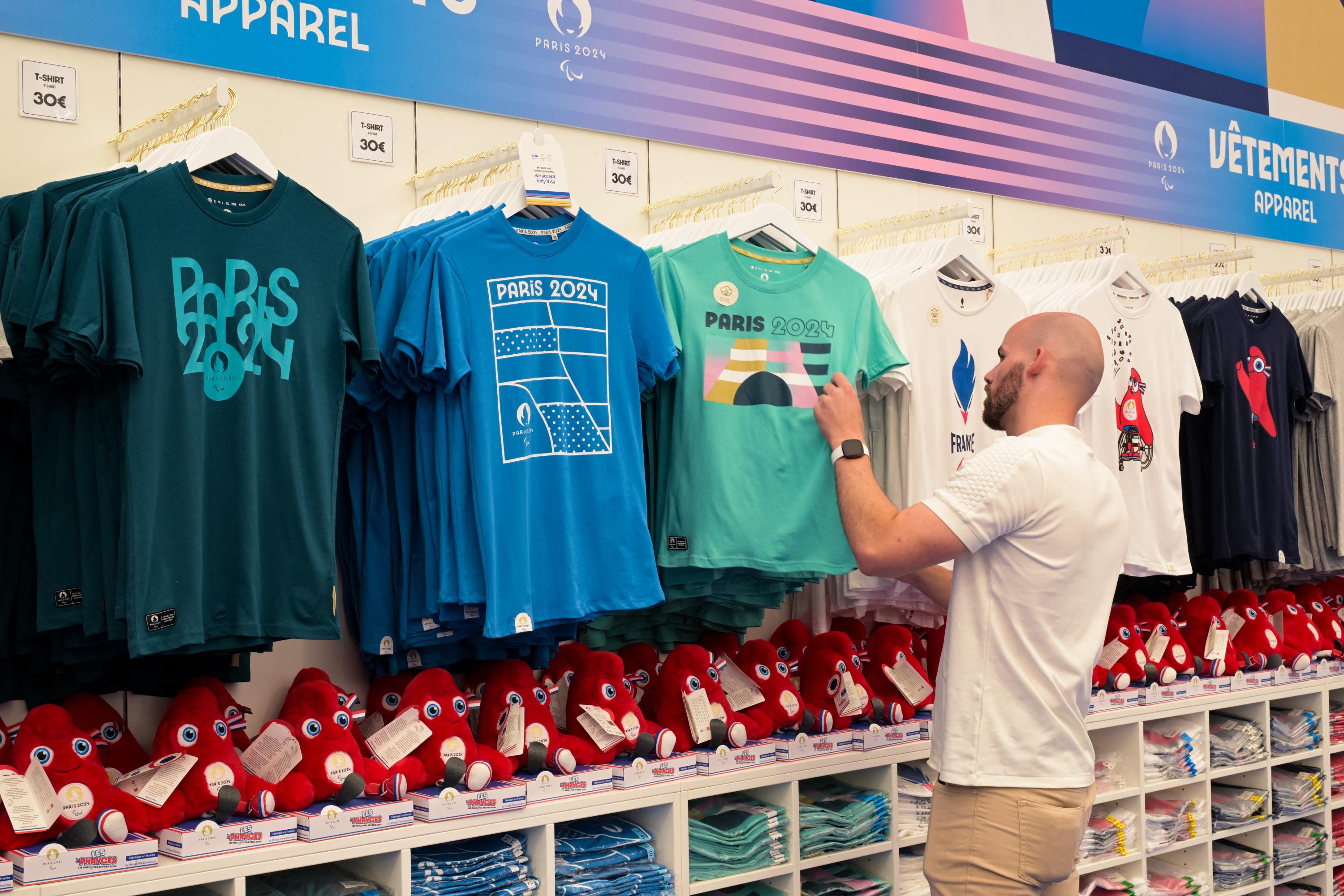 JO 2024 : le megastore des Champs-Élysées ferme ses portes ce dimanche soir, les produits bradés