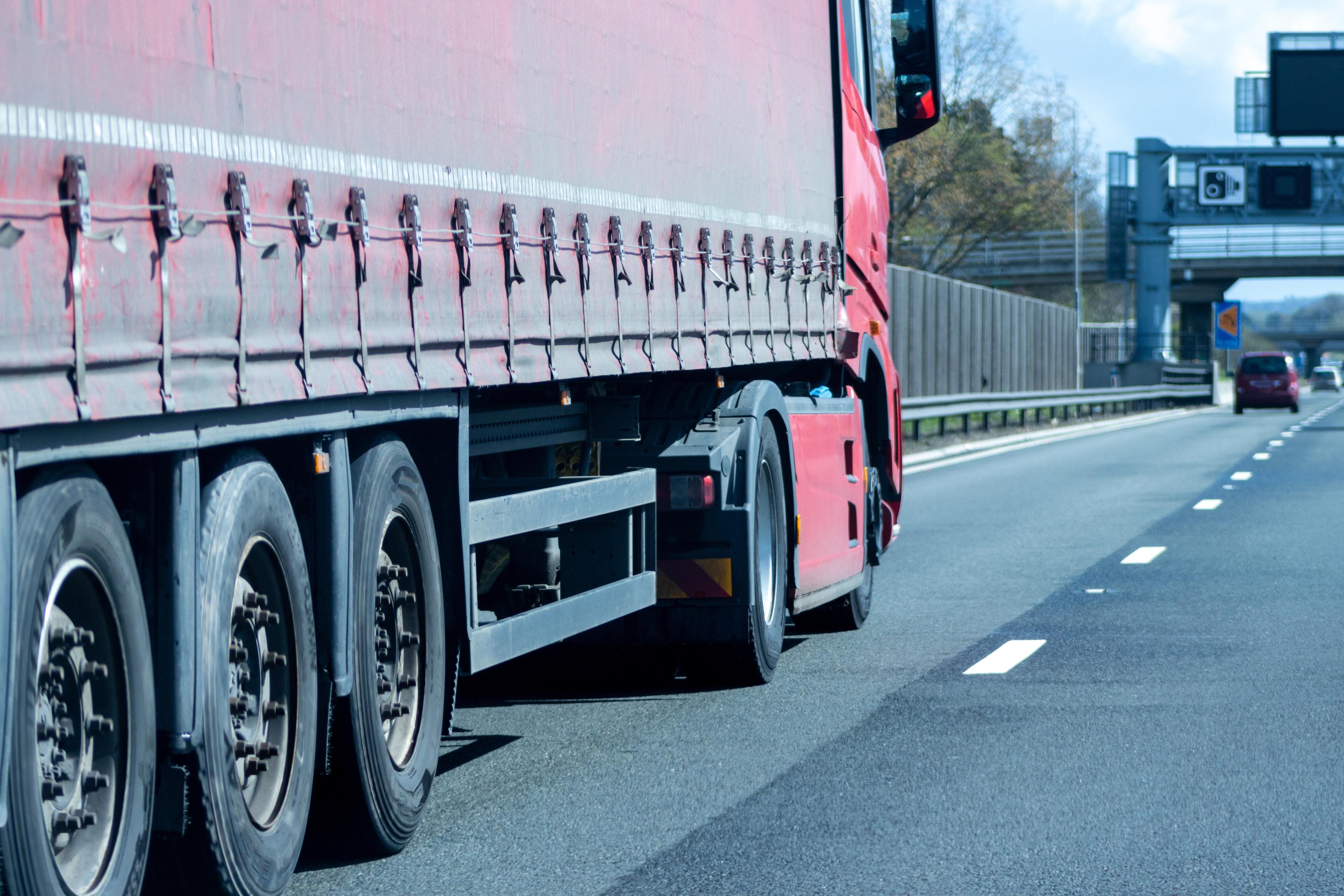 Le secteur des transports s'inquiète des «conséquences graves» d'une nouvelle écotaxe sur les poids lourds