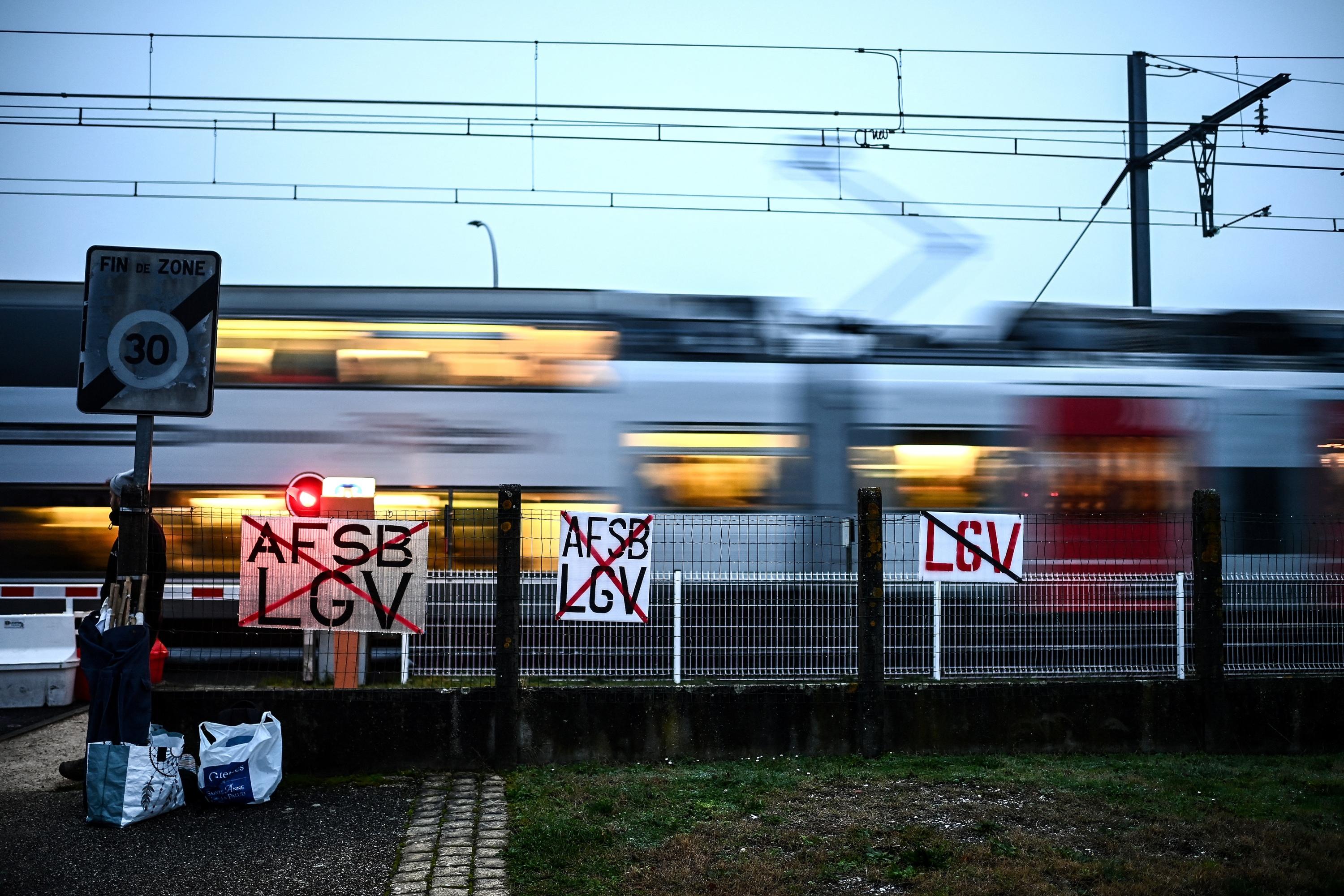 LGV Bordeaux-Toulouse : des parlementaires demandent à Michel Barnier un moratoire et un référendum