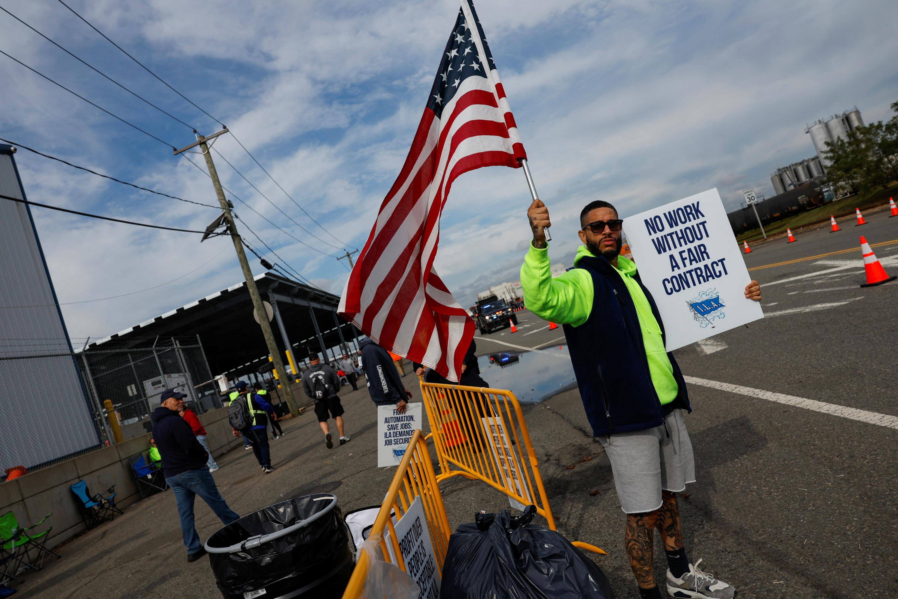 Soutenus par Joe Biden, les dockers américains entament leur grève historique et paralysent la moitié du pays