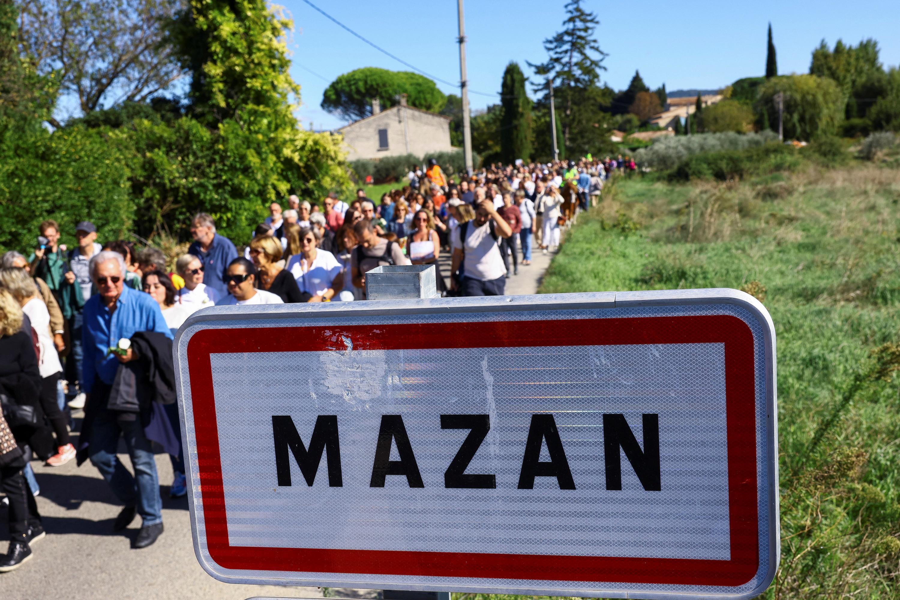 À Mazan, des roses et beaucoup d'émotion lors d’une marche de soutien à Gisèle Pelicot