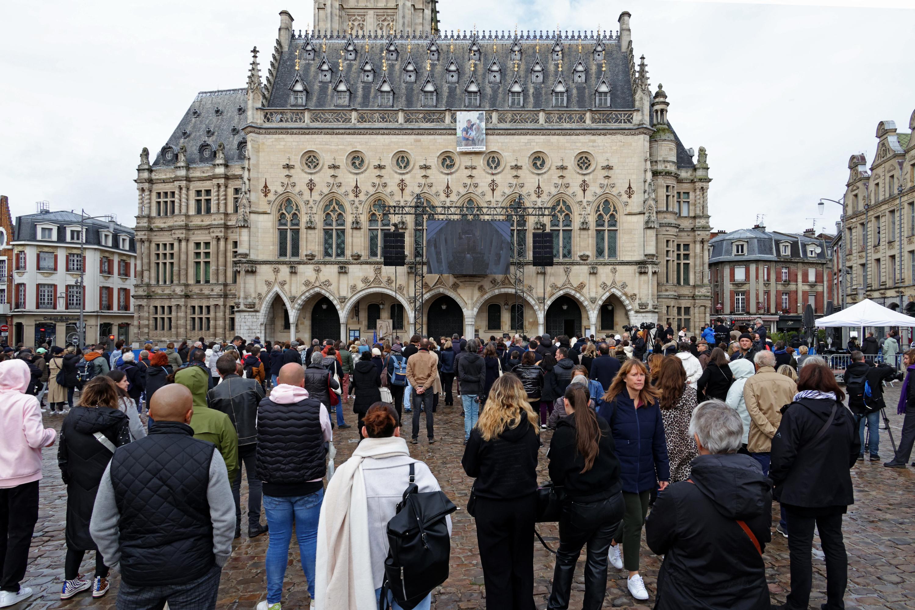 Un an après l'attentat, Arras rend hommage à Dominique Bernard