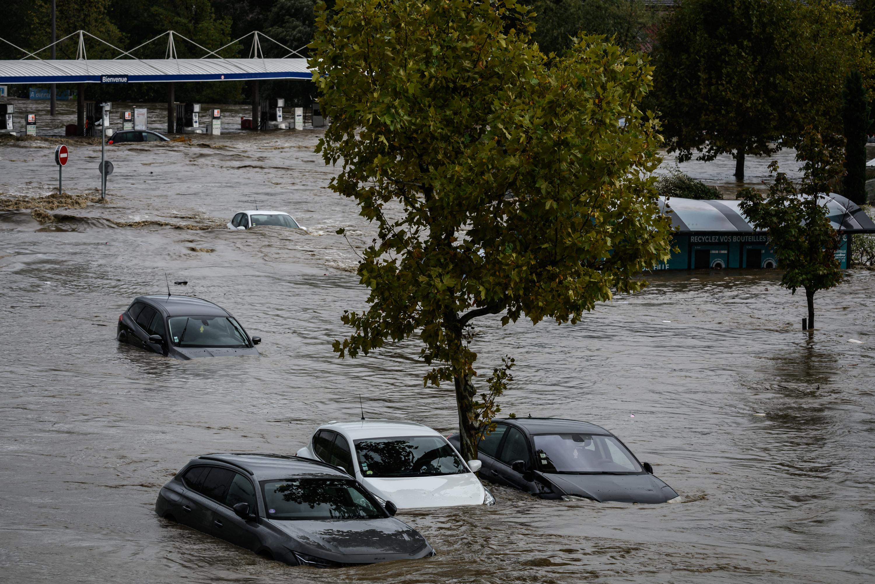 Crues, dépressions, inondations : pourquoi a-t-on autant de pluie cette année ?