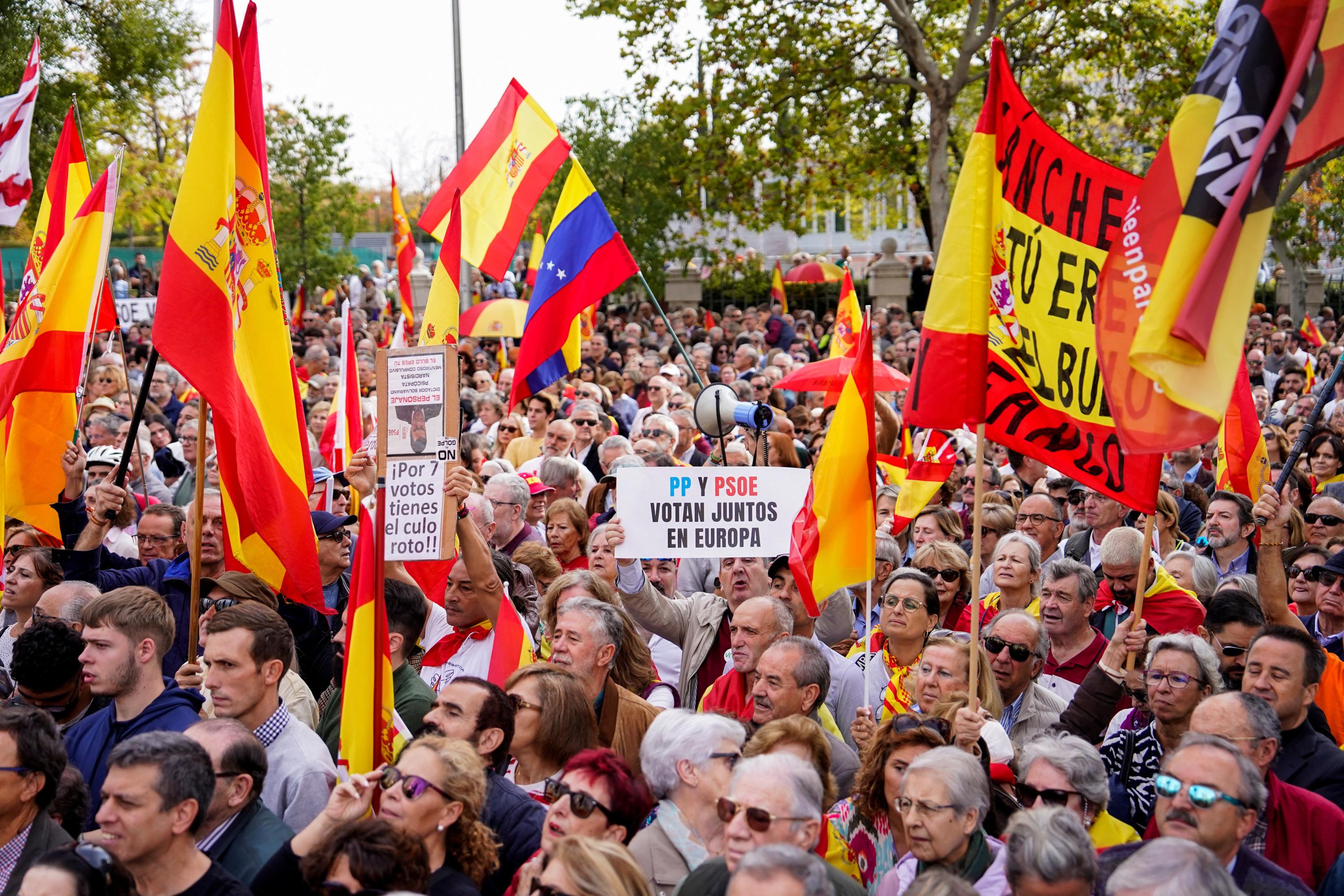 À Madrid, des milliers de manifestants défilent pour demander la démission de Pedro Sanchez