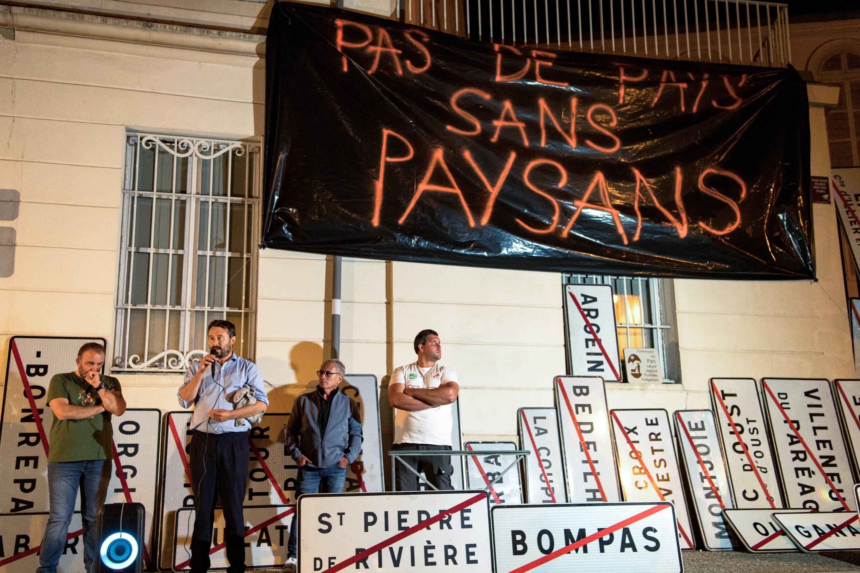 Ariège : des agriculteurs mécontents retirent 200 panneaux de signalisation