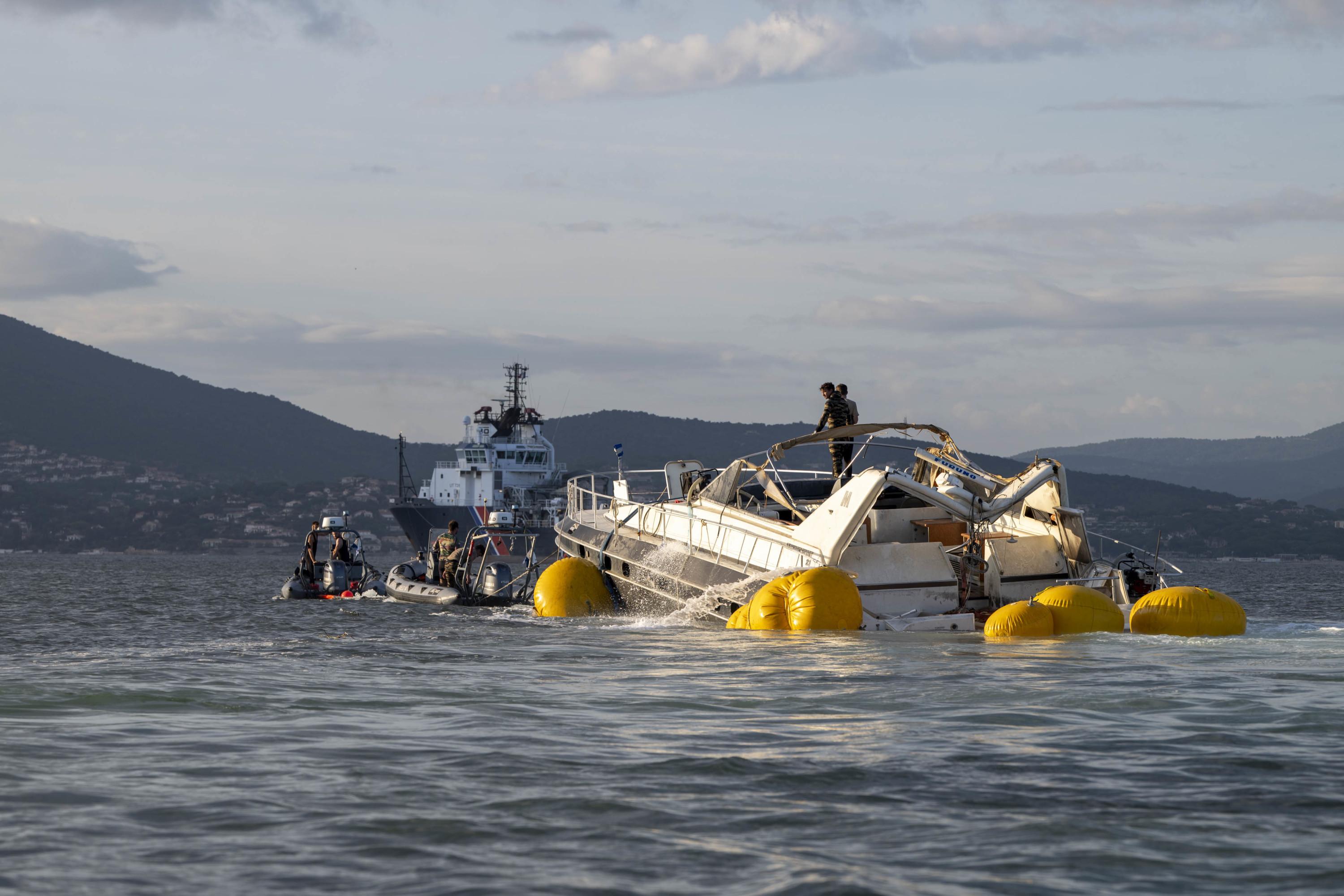 À Saint-Tropez, l’épave d’un yacht sortie des eaux