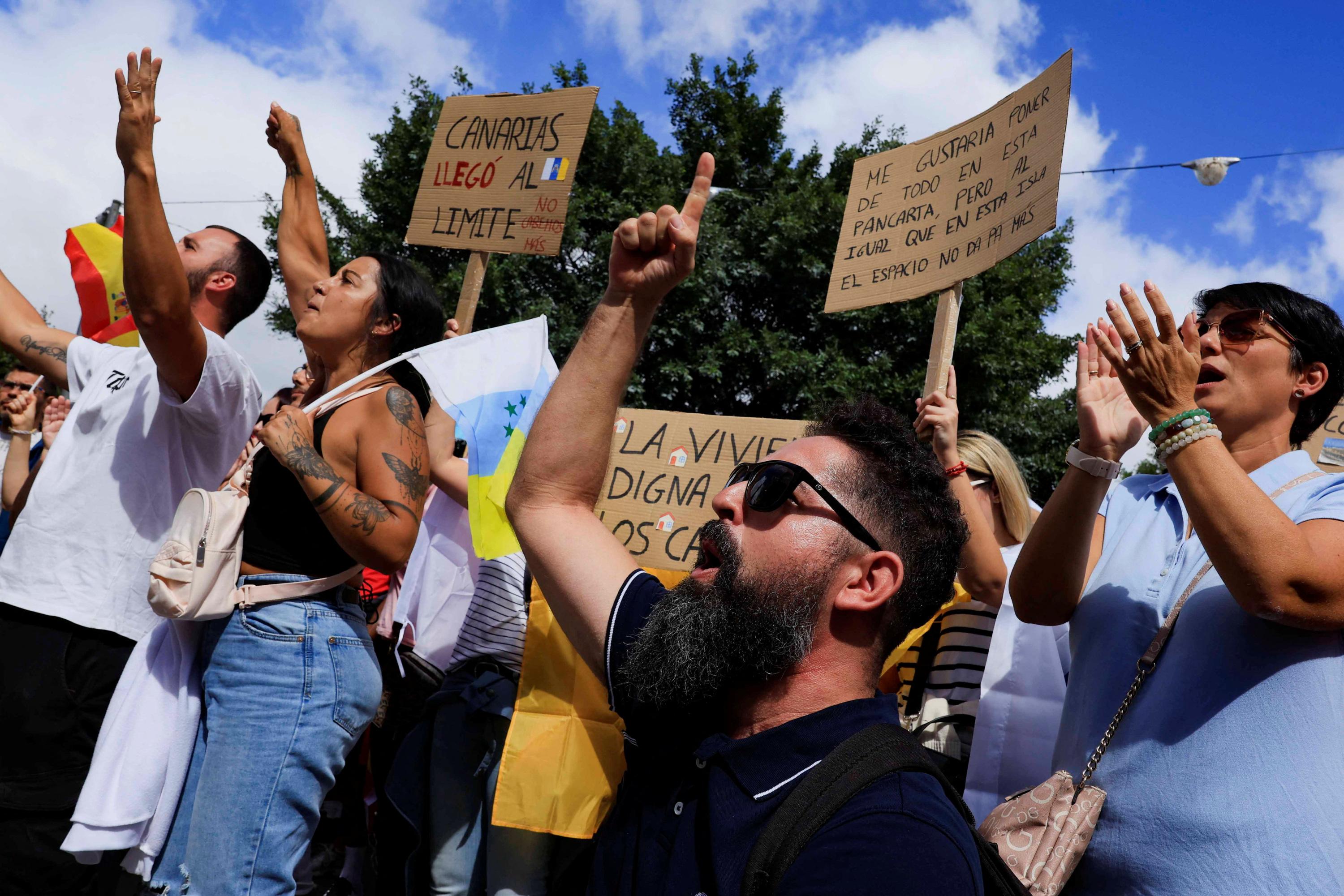 Canaries : des milliers de personnes manifestent contre l'immigration clandestine