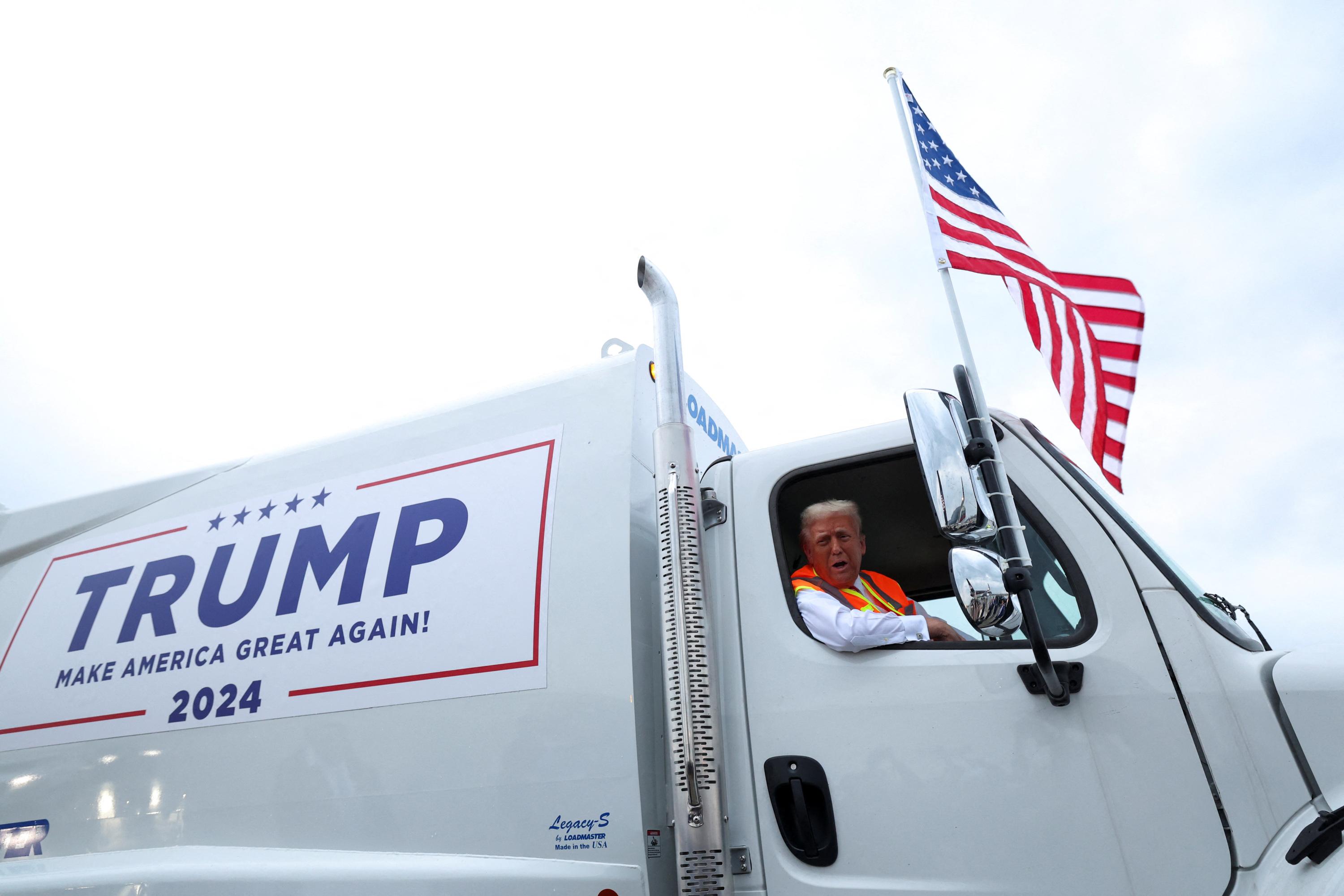 Présidentielle américaine : Donald Trump se met en scène à bord d'un camion poubelle