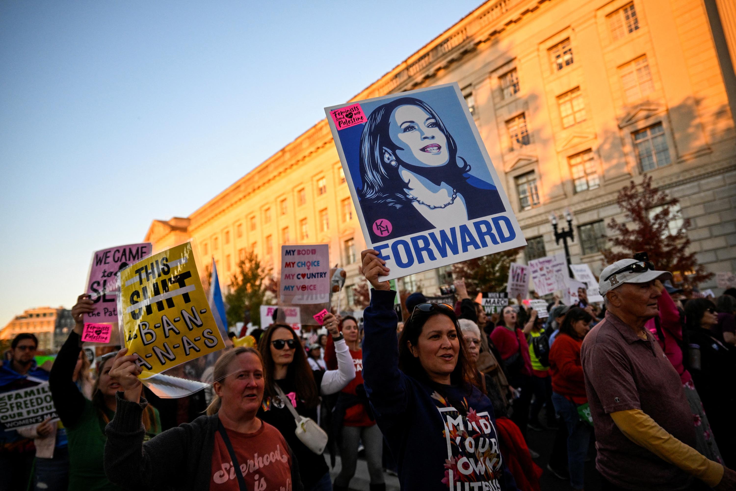 Présidentielle américaine : des milliers de femmes marchent pour leurs droits et pour Harris