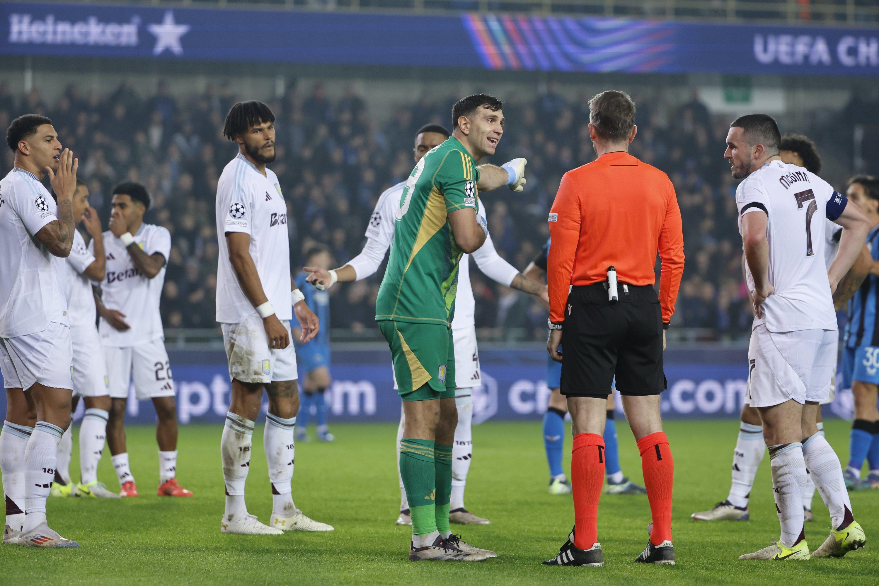 Ligue des champions : en vidéo, l’incroyable penalty concédé par Emiliano Martinez et Aston Villa, battus à Bruges