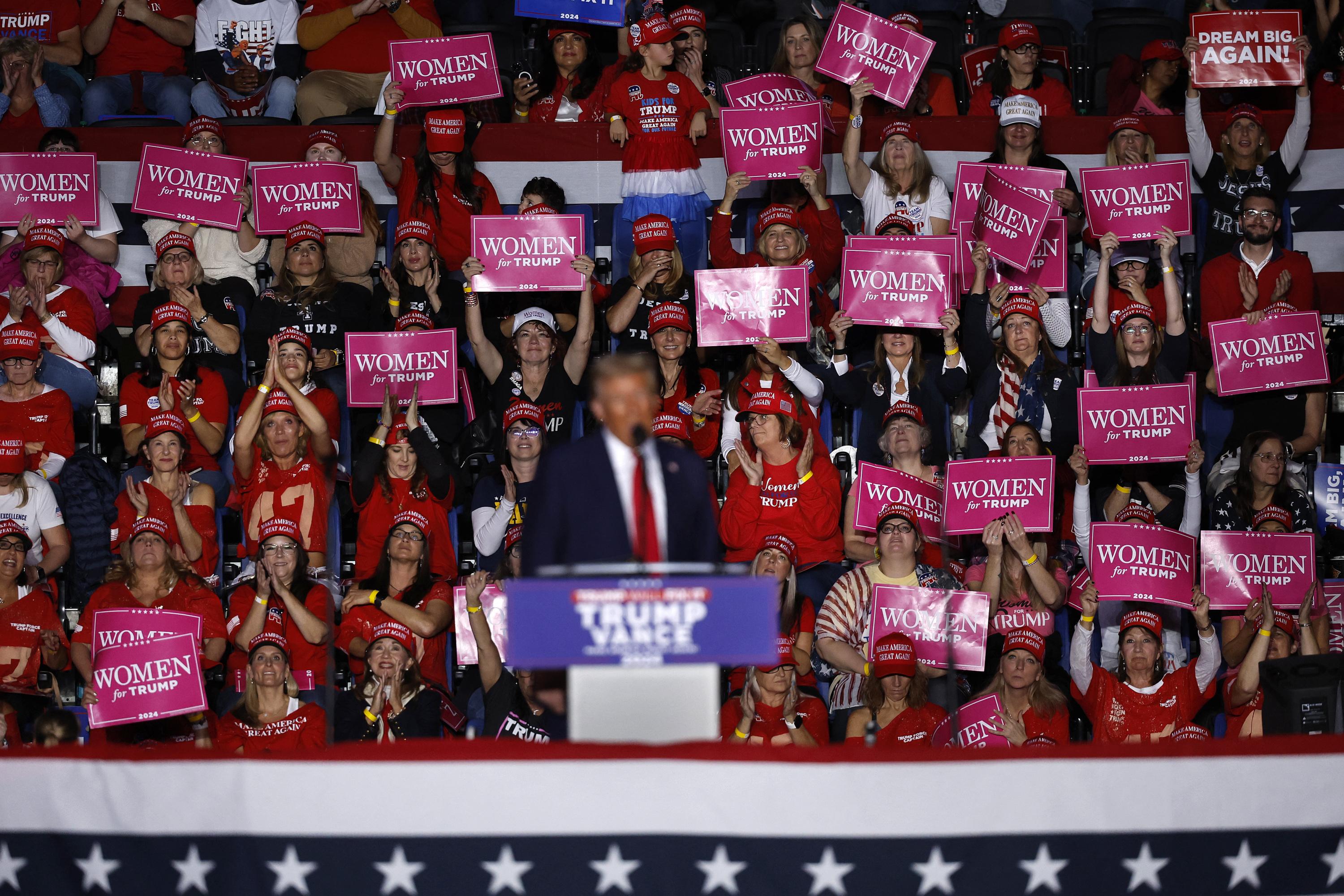 Malgré ses déclarations outrancières, pourquoi Donald Trump progresse dans le vote féminin