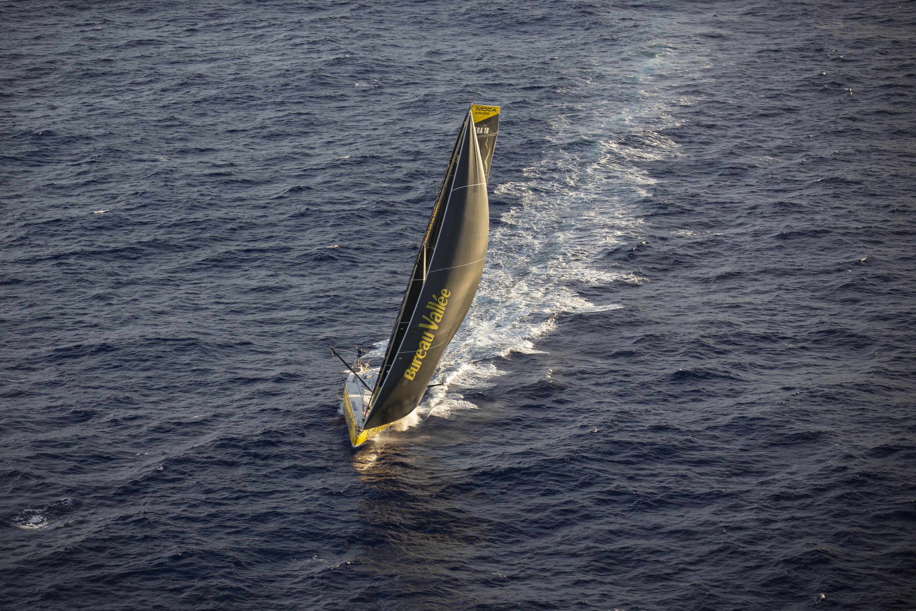 Vendée Globe: «gros crac» sur le bateau de Louis Burton, qui reste en course