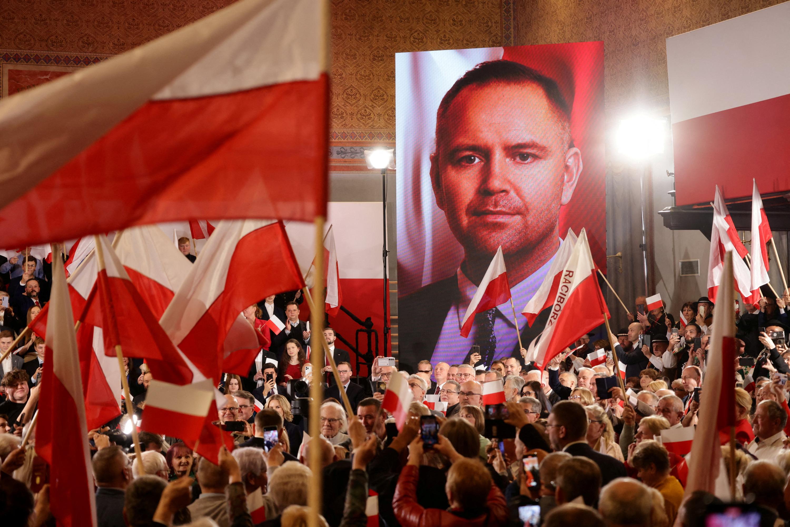 Pologne: les nationalistes désignent un historien pour briguer la présidence