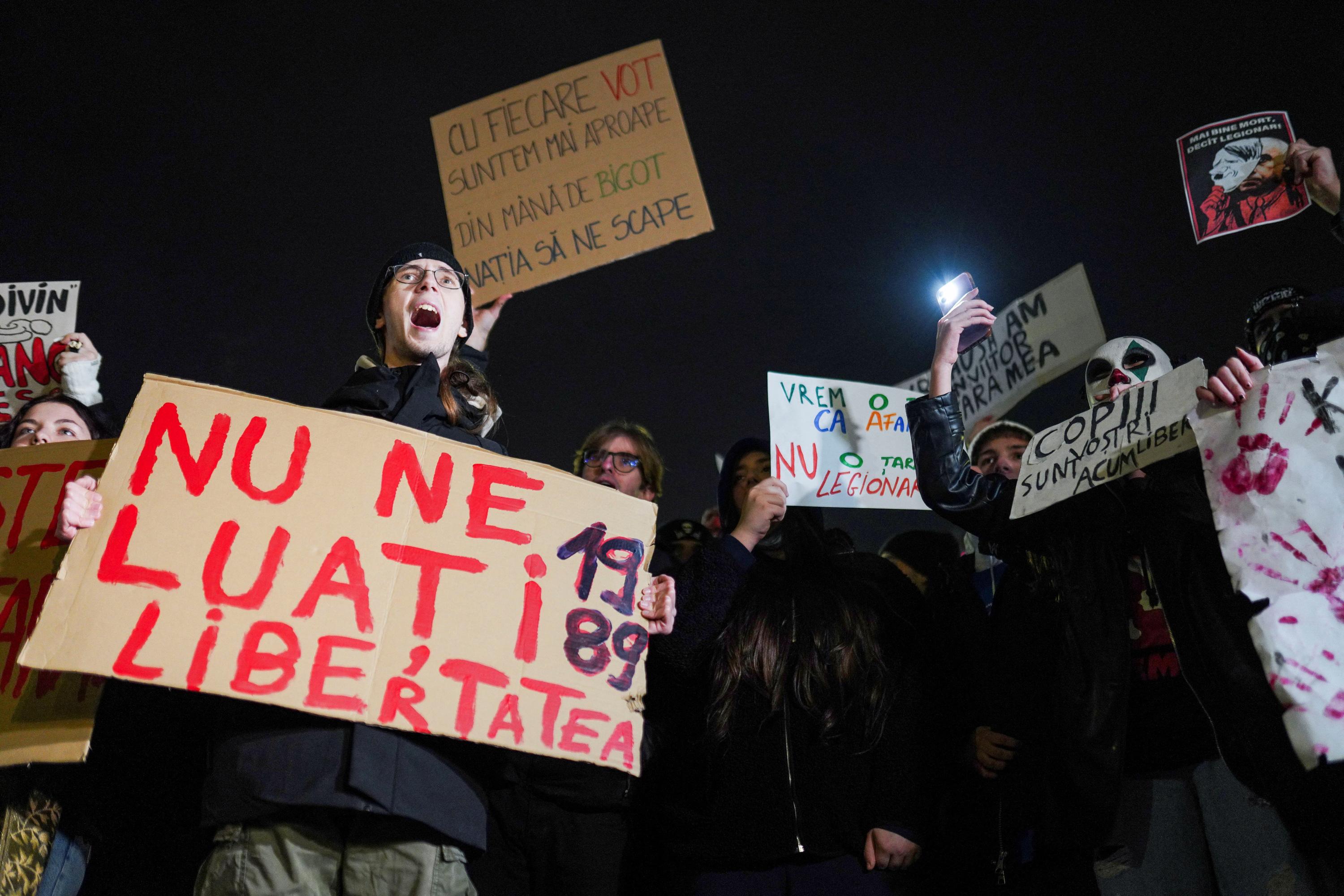 La Cour constitutionnelle roumaine ordonne un recomptage du premier tour de la présidentielle